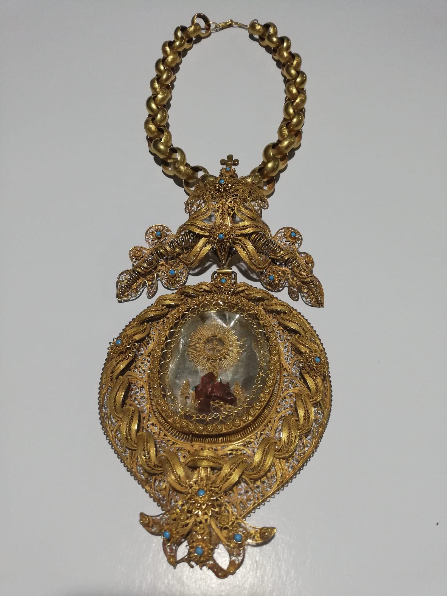 17th Century Filigree Handmade 20.5 Karat Gold Reliquary Medallion 3