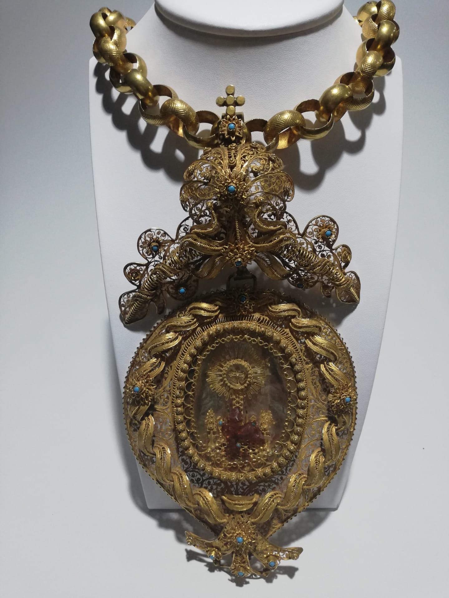 17th Century Filigree Handmade 20.5 Karat Gold Reliquary Medallion 4