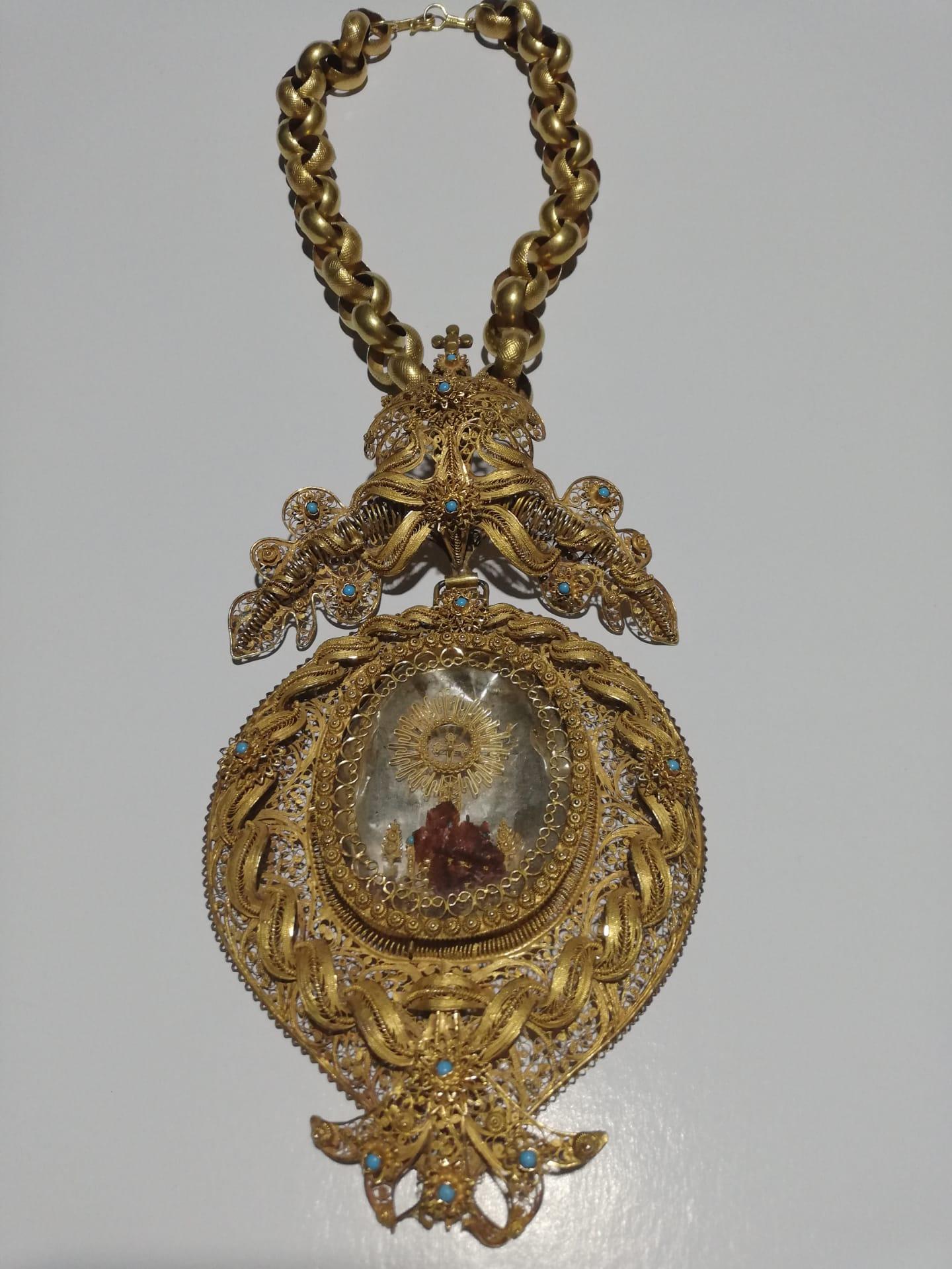 17th Century Filigree Handmade 20.5 Karat Gold Reliquary Medallion 5