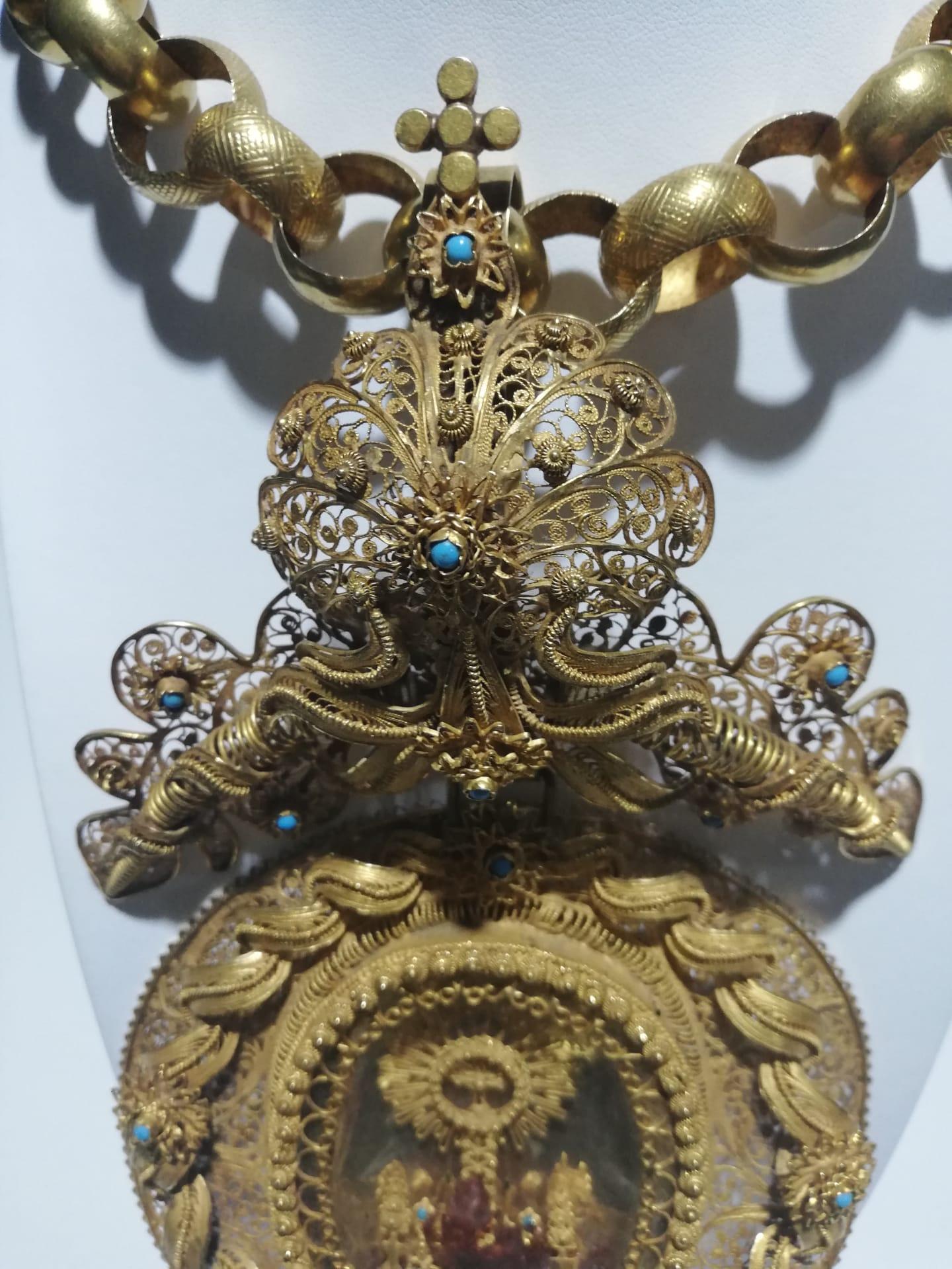 17th Century Filigree Handmade 20.5 Karat Gold Reliquary Medallion 6