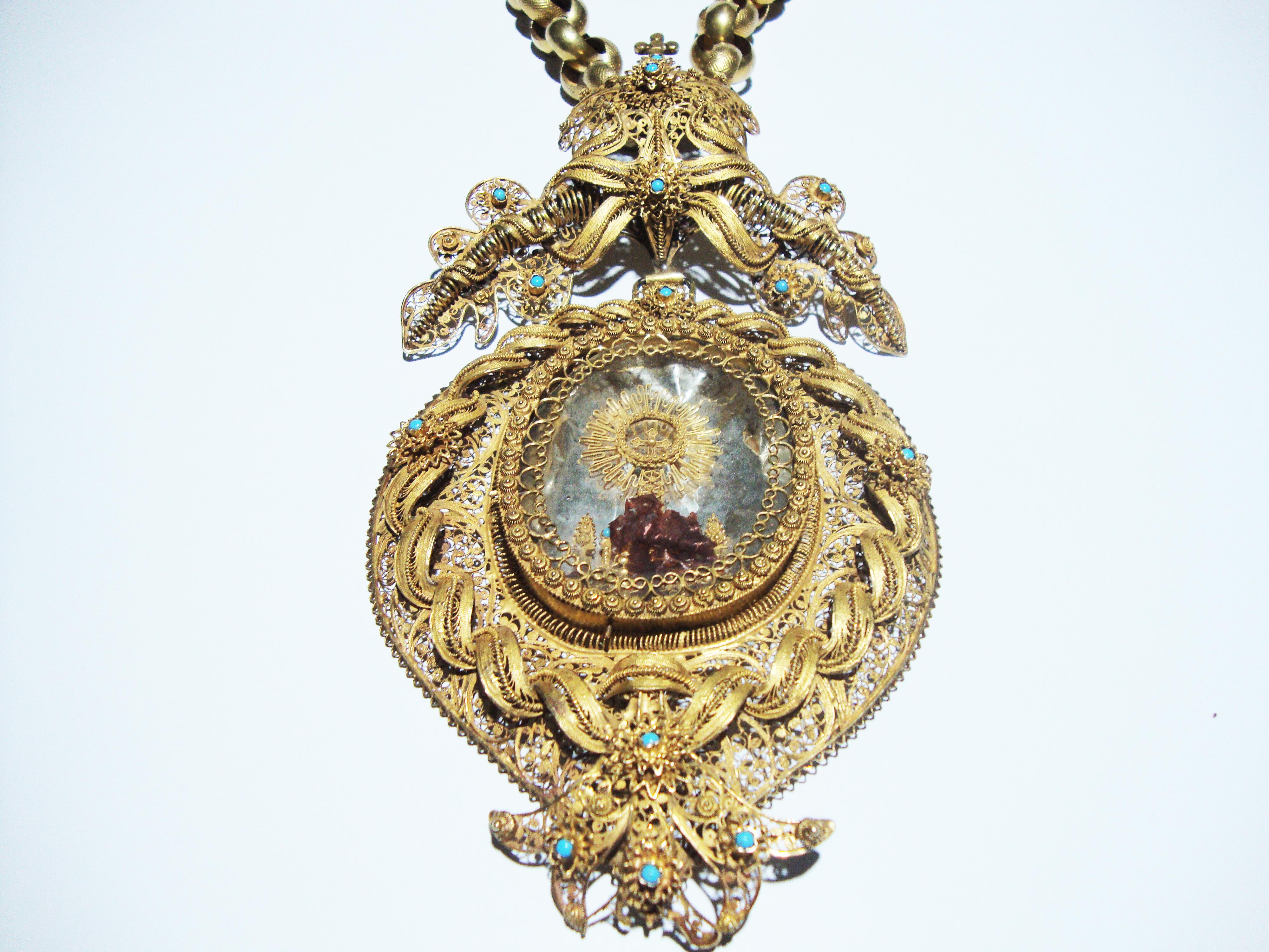 17th Century Filigree Handmade 20.5 Karat Gold Reliquary Medallion 8