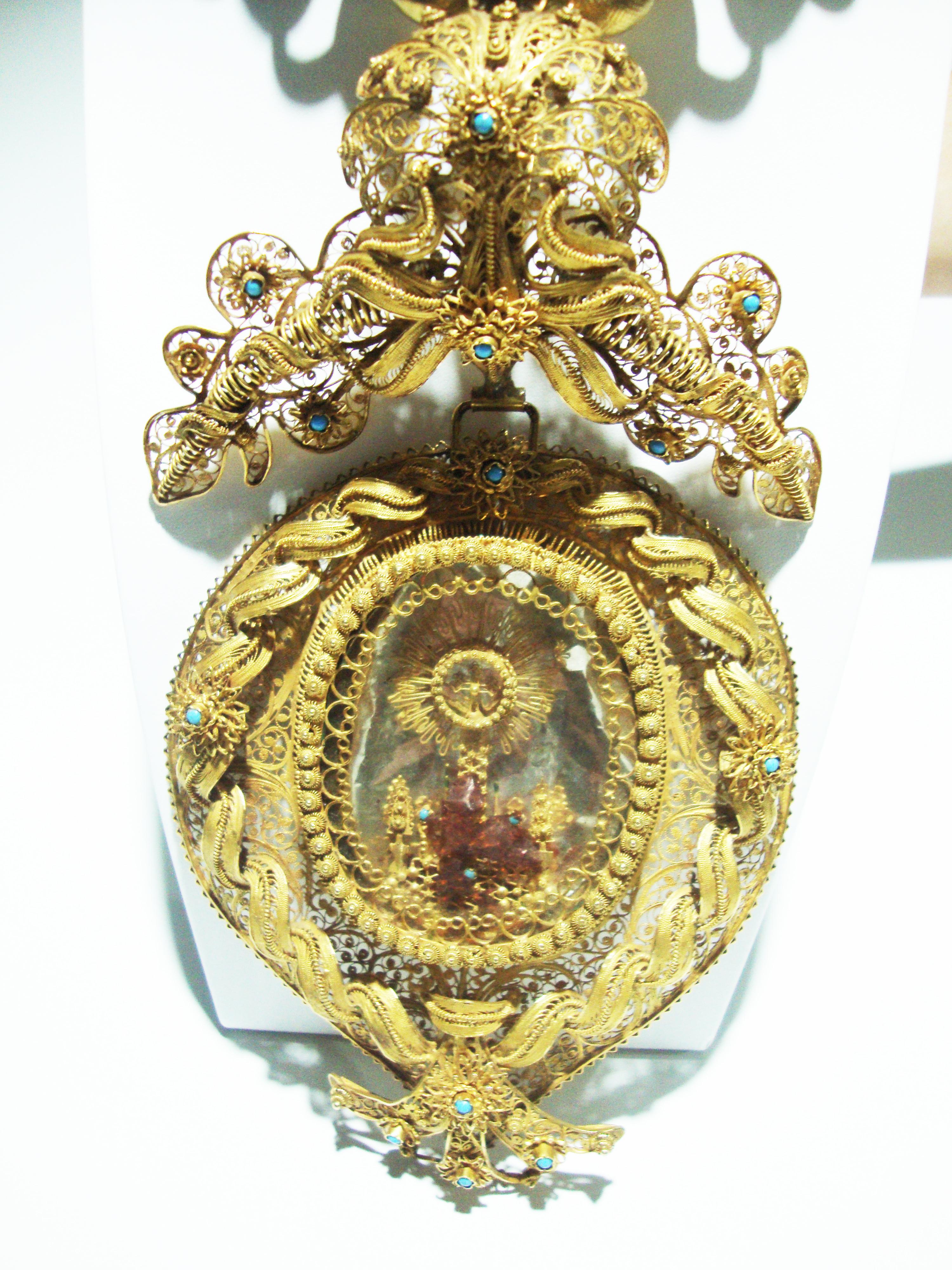 17th Century Filigree Handmade 20.5 Karat Gold Reliquary Medallion 9