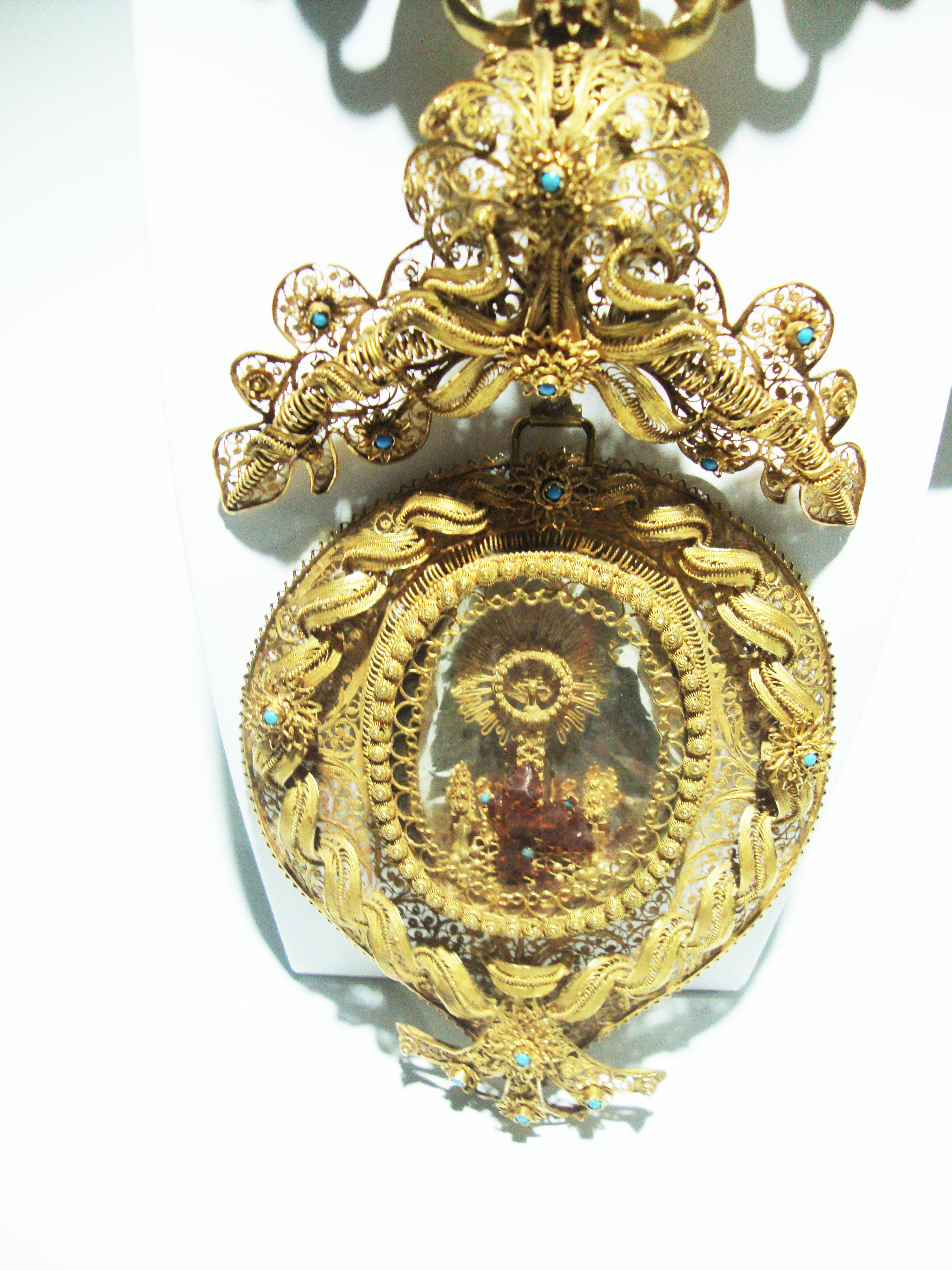 17th Century Filigree Handmade 20.5 Karat Gold Reliquary Medallion 10