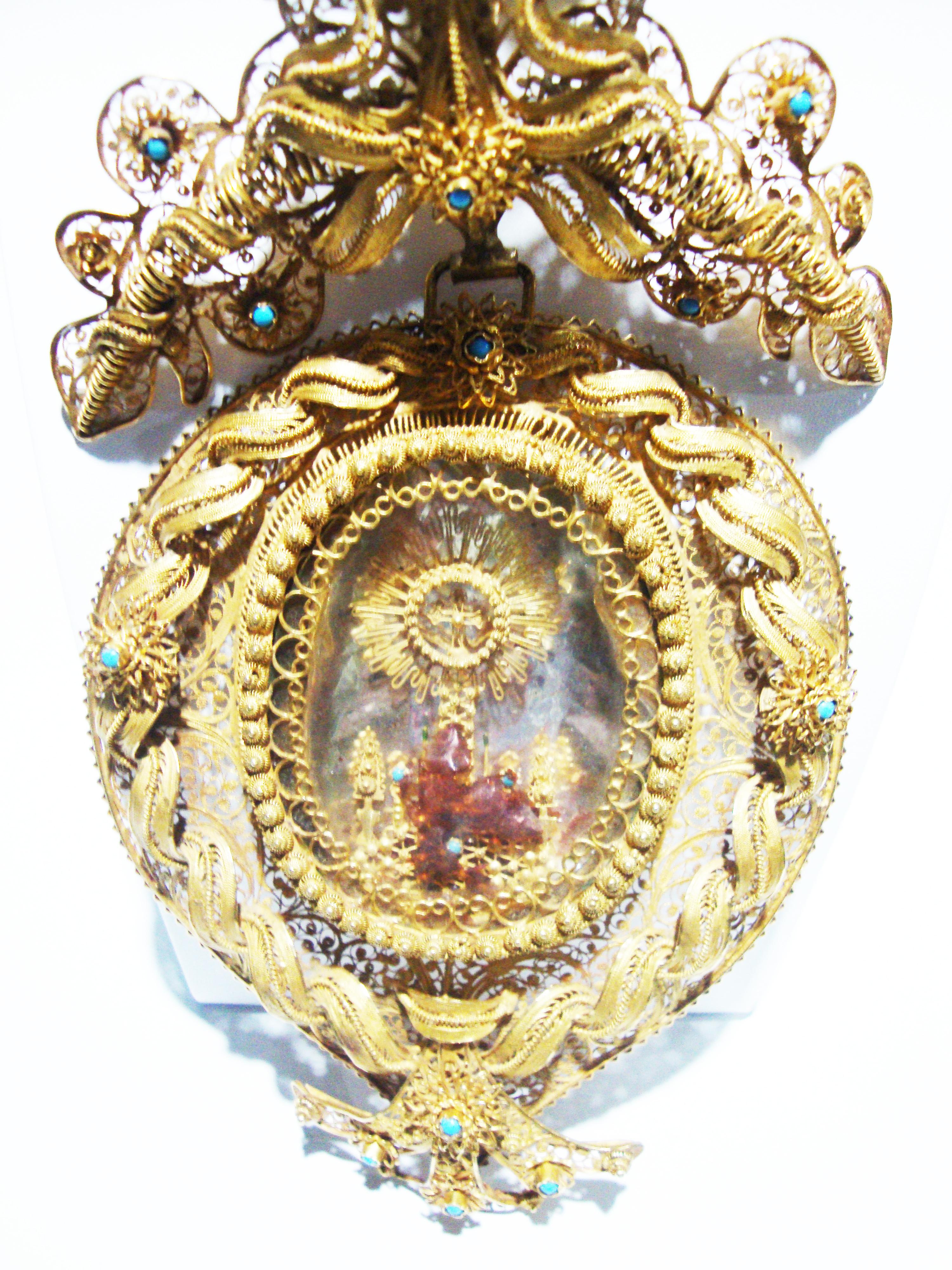 Artisan 17th Century Filigree Handmade 20.5 Karat Gold Reliquary Medallion