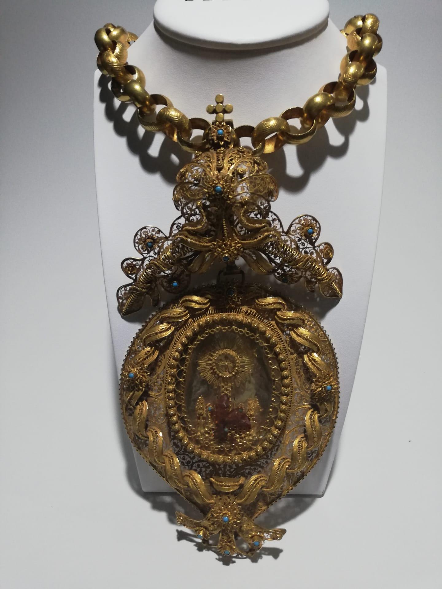 17th Century Filigree Handmade 20.5 Karat Gold Reliquary Medallion 1