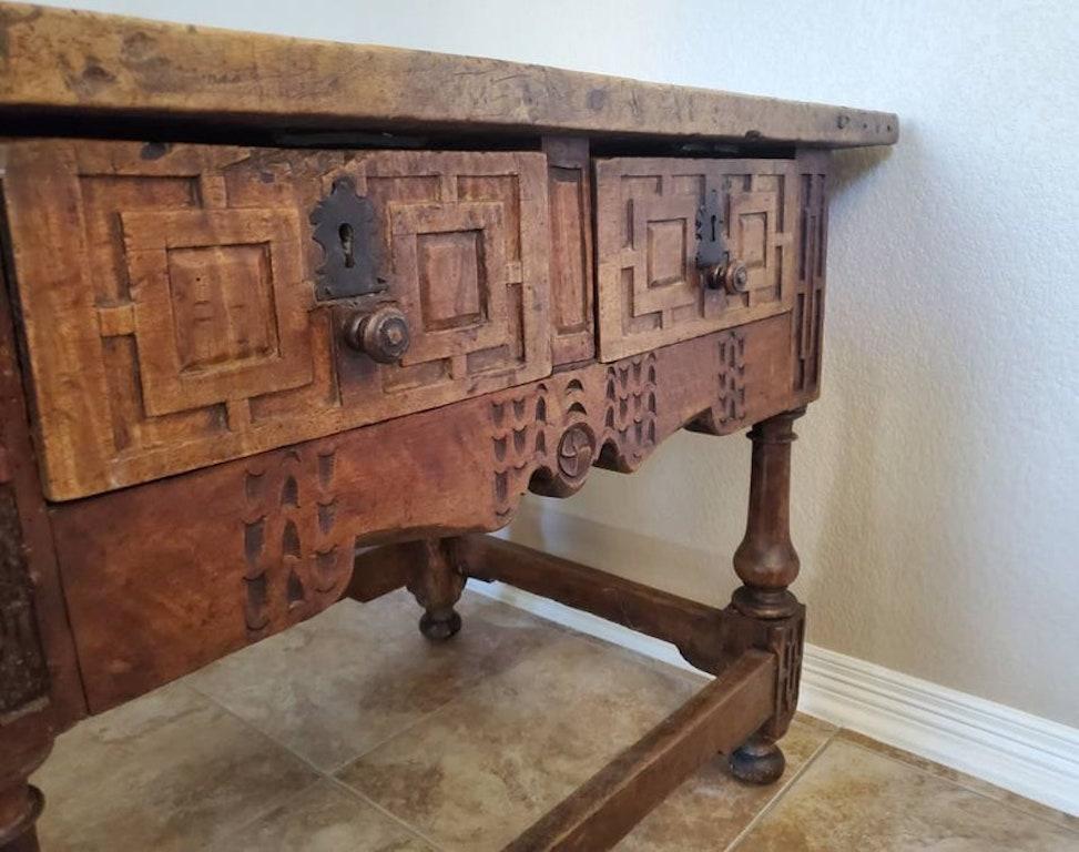 Européen Table rustique ibérique du XVIIe siècle en vente