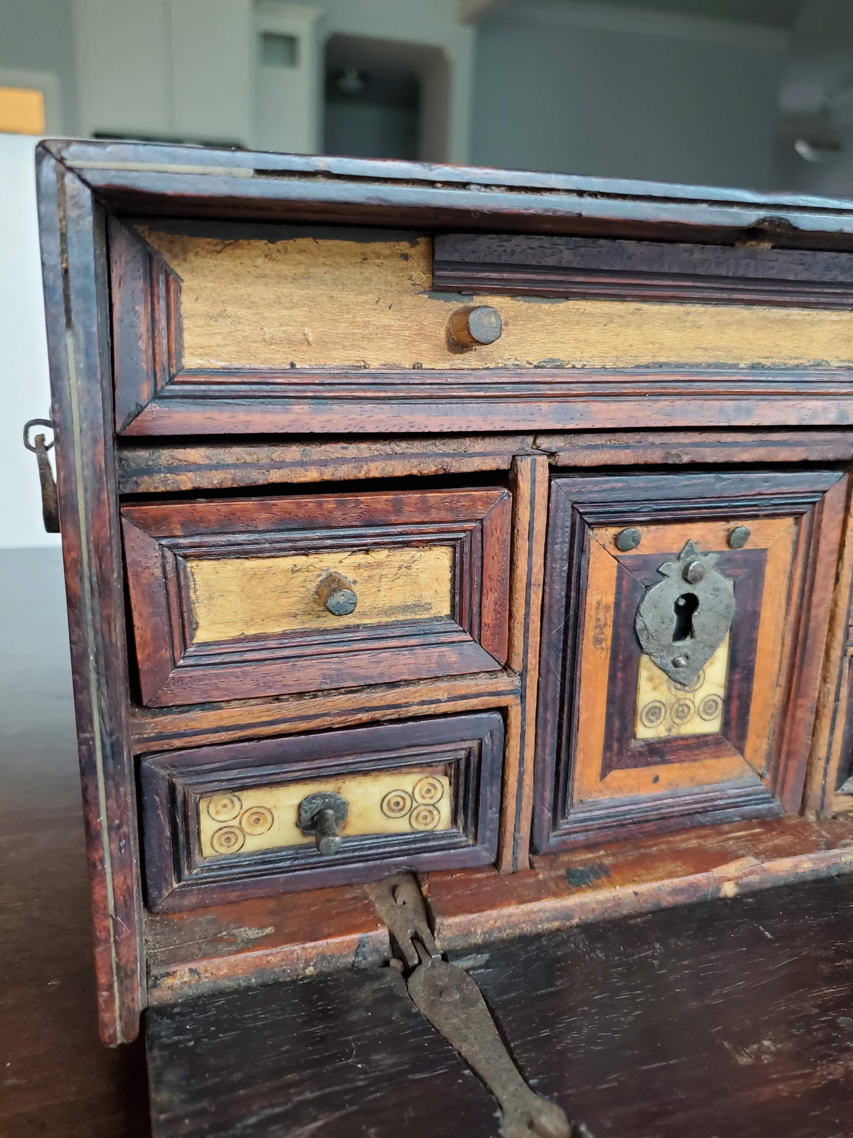 Scarce 17th Century Indo-Portuguese Caixa Contador - Antique Table Box  10