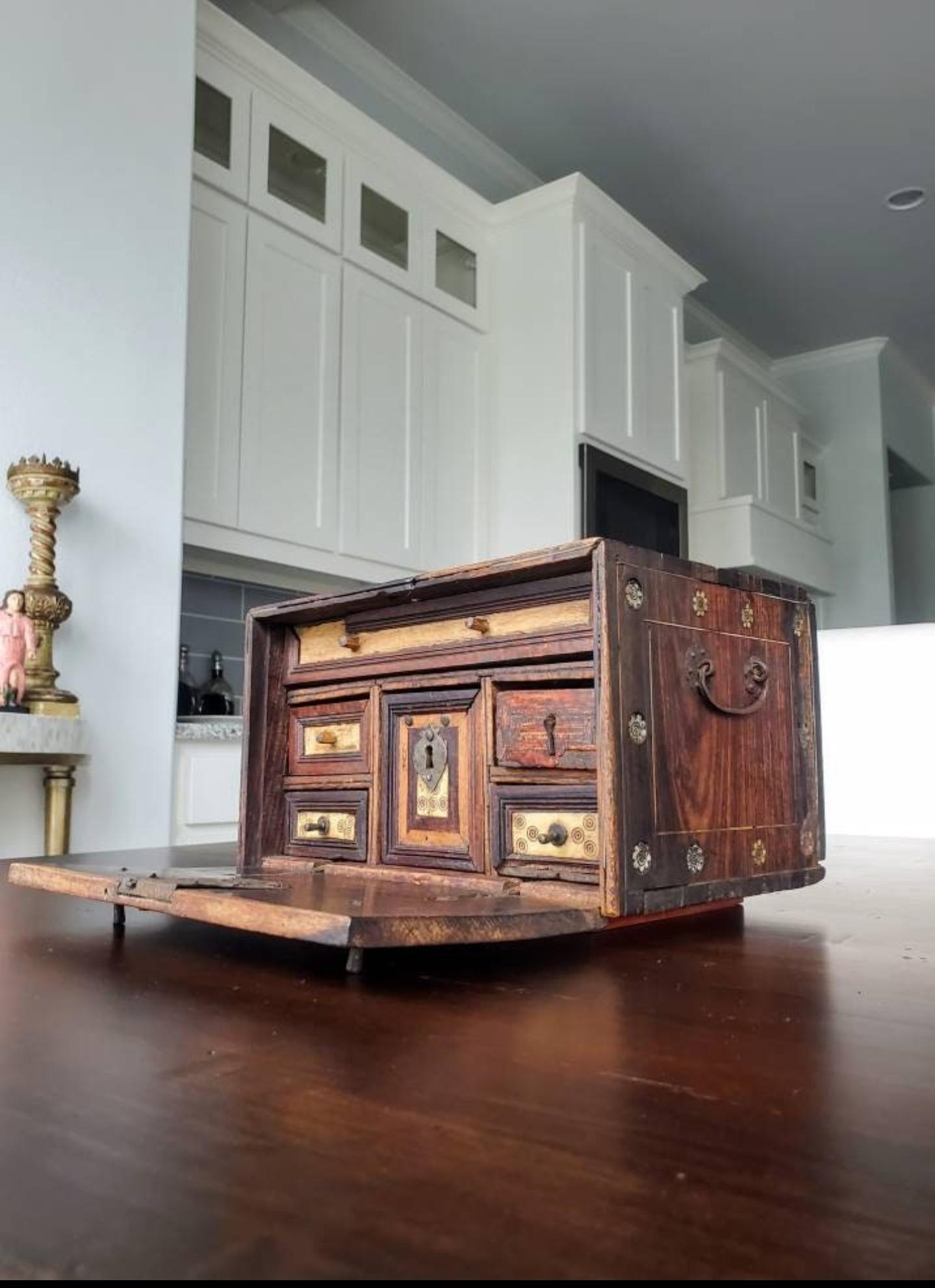 Scarce 17th Century Indo-Portuguese Caixa Contador - Antique Table Box  In Good Condition In Forney, TX