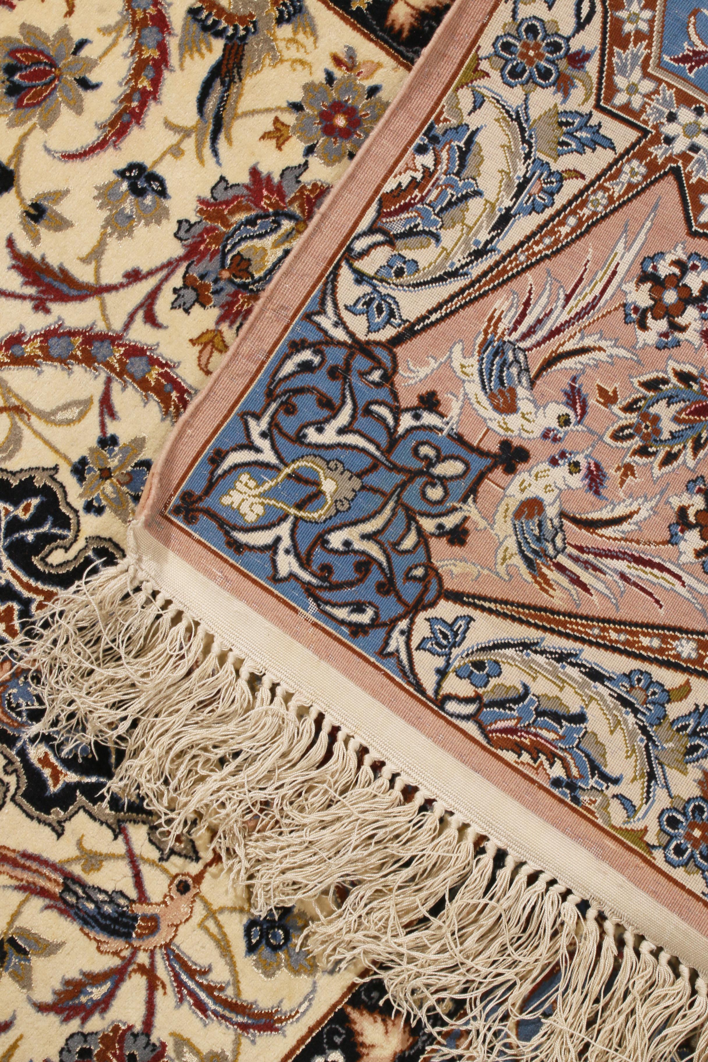 17th Century Vintage Isfahan Beigeblauer persischer Teppich aus Wolle und Seide von Teppich & Kelim (Ende des 20. Jahrhunderts) im Angebot