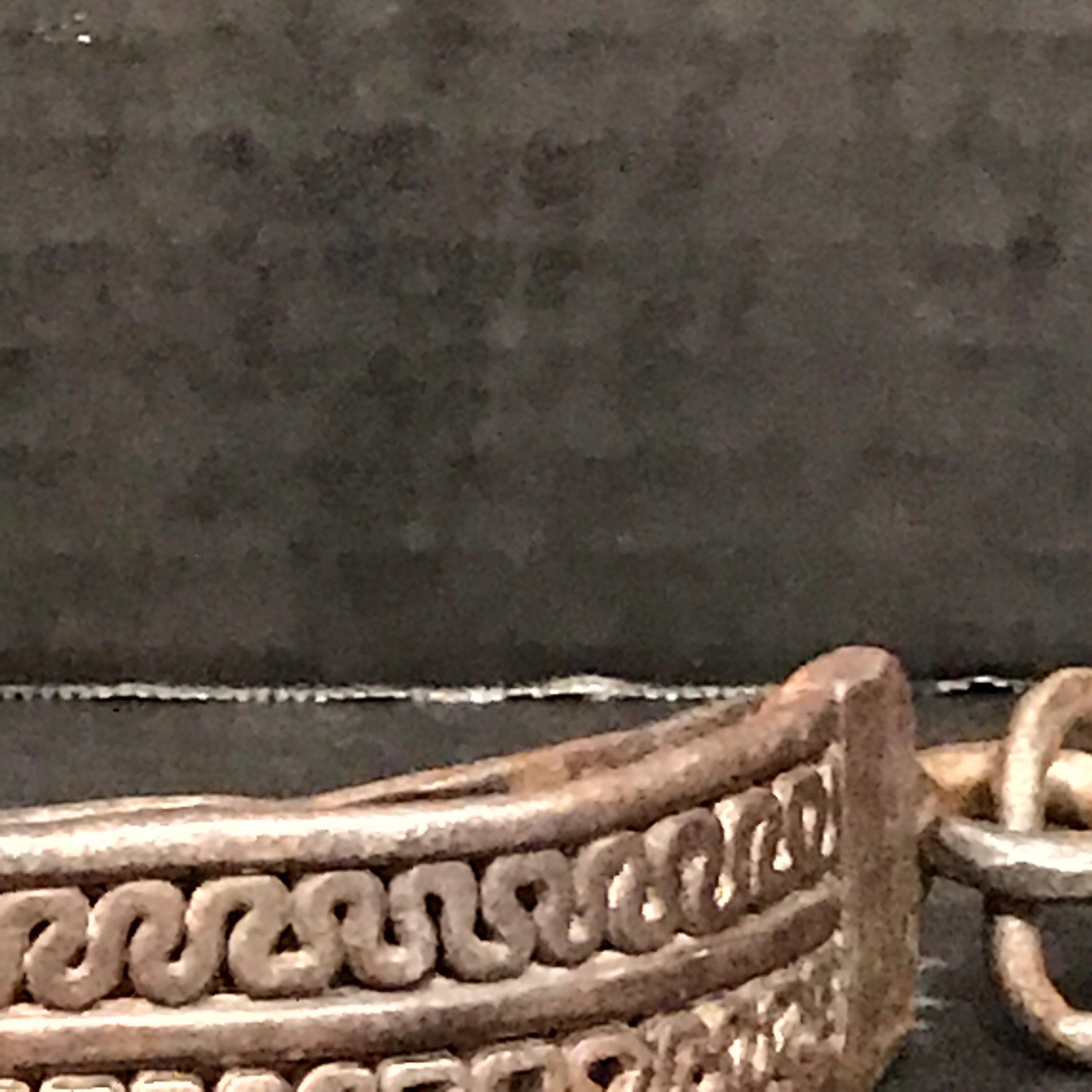 Collier de chien en fer du 17e siècle, monté dans un musée en vente 3