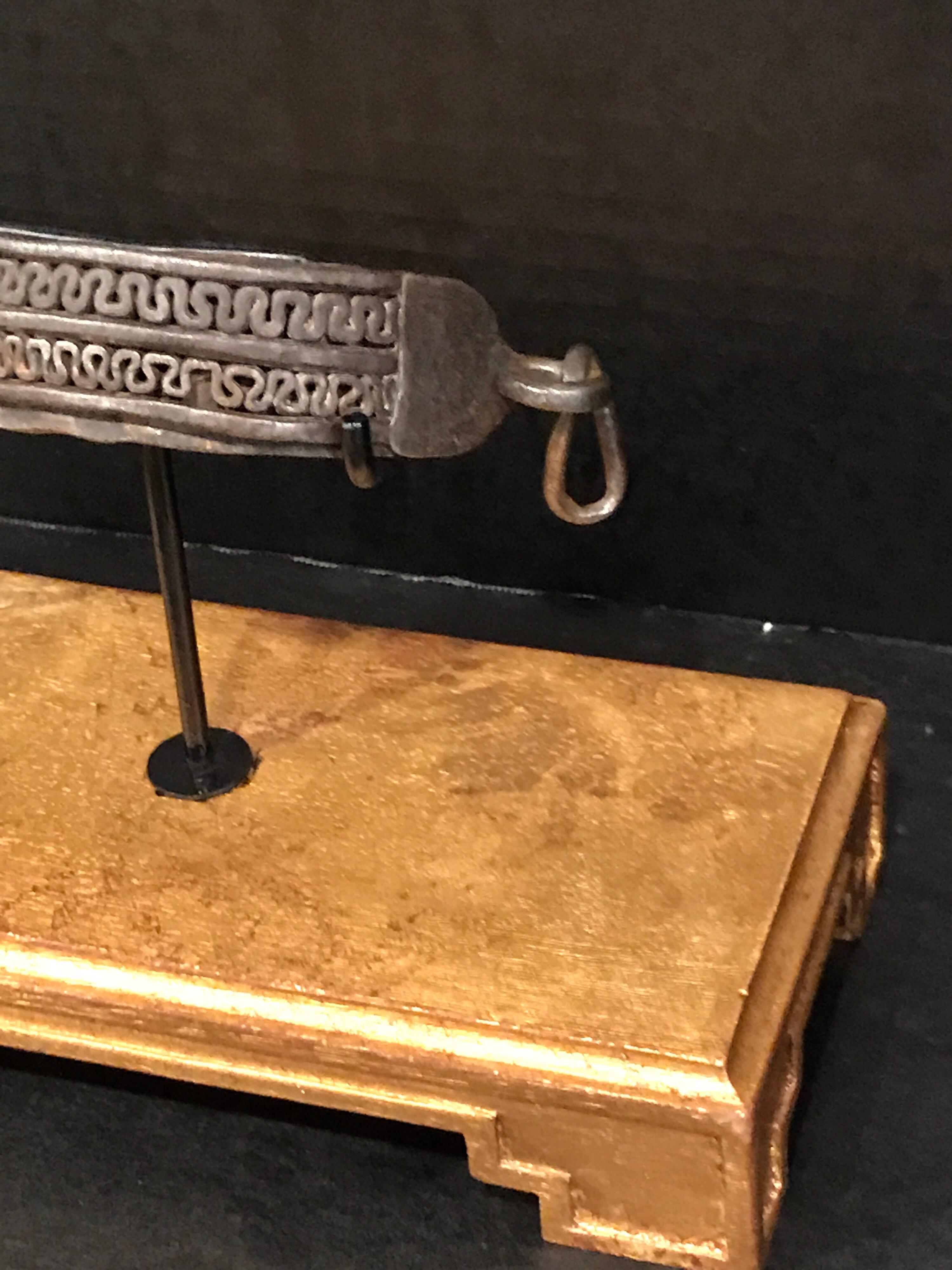 Néoclassique Collier de chien en fer du 17e siècle, monté dans un musée en vente