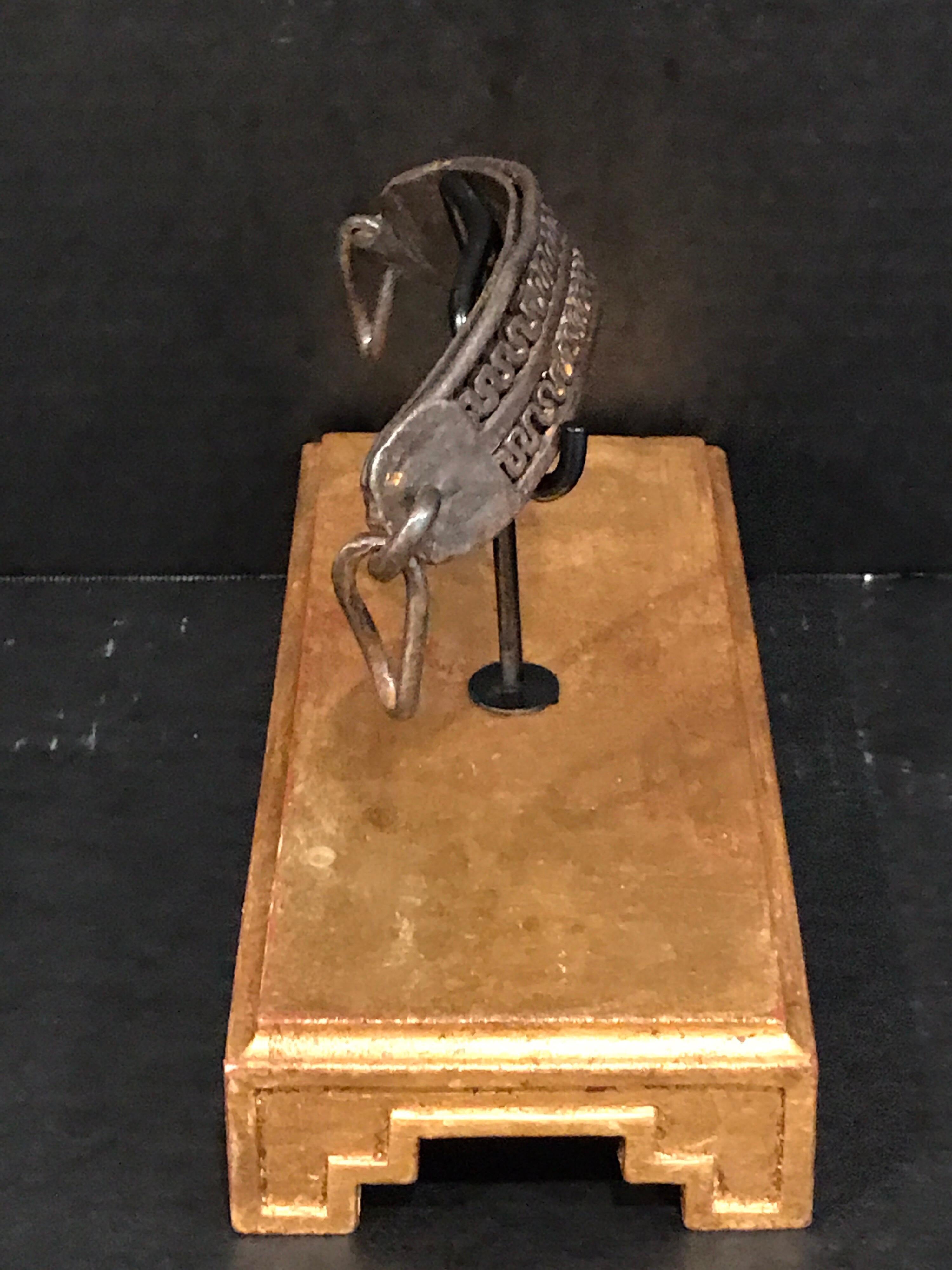 Européen Collier de chien en fer du 17e siècle, monté dans un musée en vente