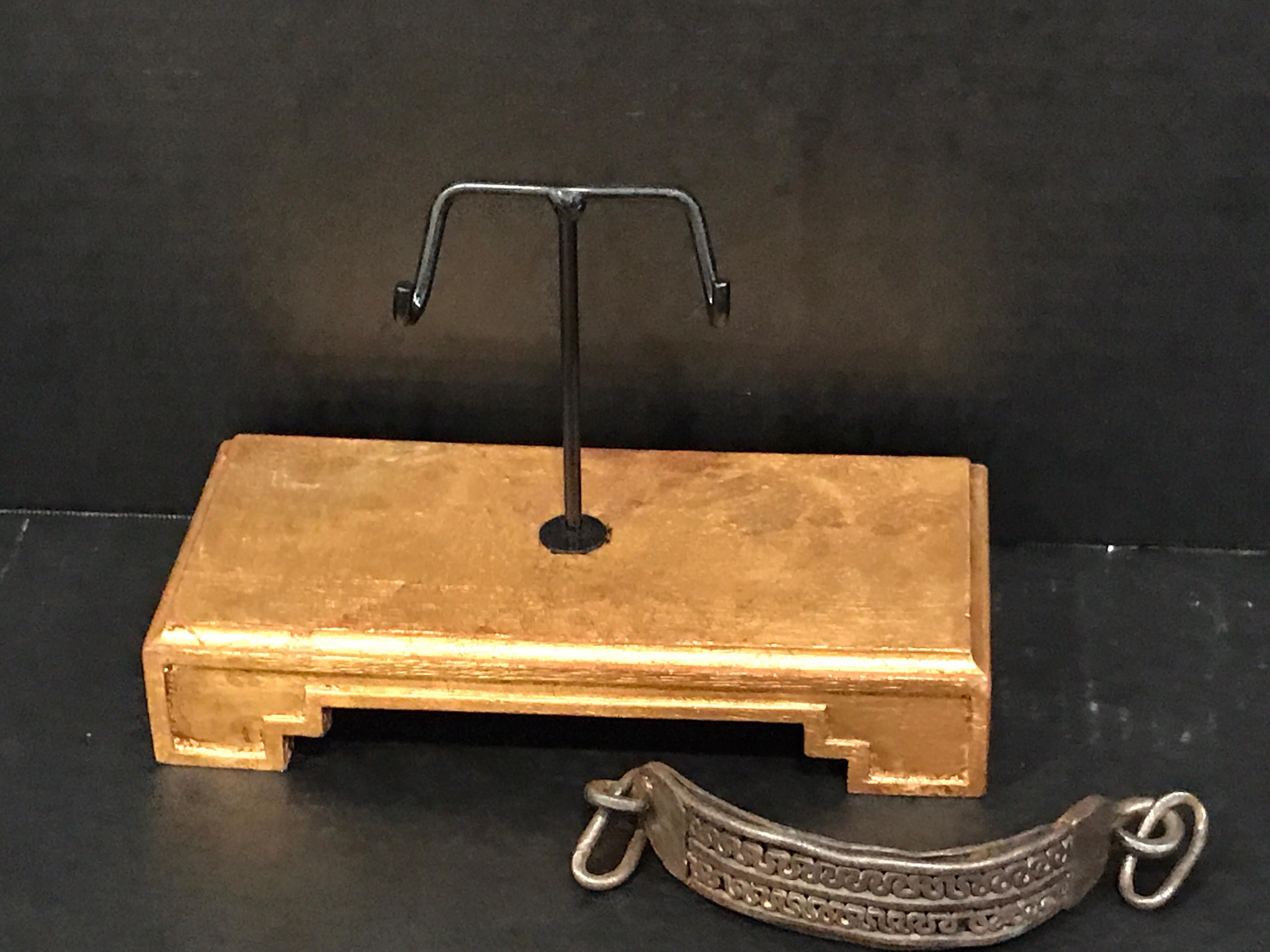 Fer Collier de chien en fer du 17e siècle, monté dans un musée en vente