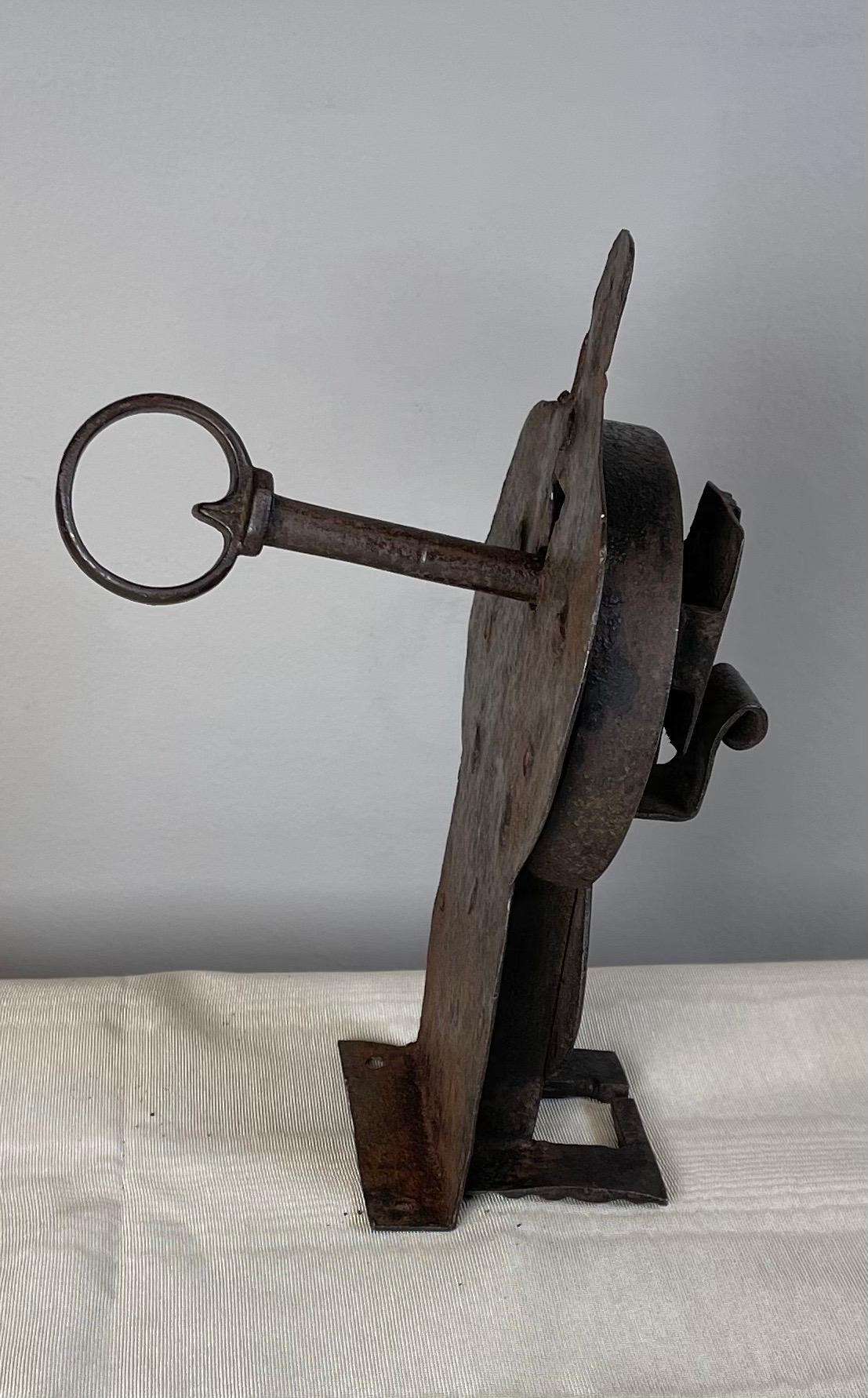 Noirci Serrure et clé en fer du 17e siècle  en vente
