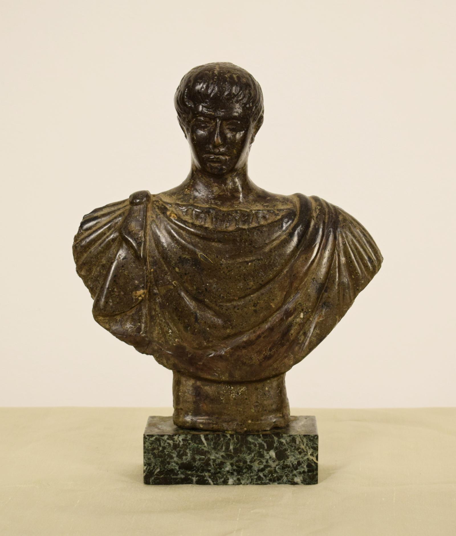 Busto antiguo italiano de piedra tallada del siglo XVII de un emperador romano
Medidas: H 33 (con base) H 28,5 (sólo escultura) x 25 x 7 cm.

El busto antiguo, en piedra del siglo XVII, a pesar de un hombre de la antigua Roma, probablemente un