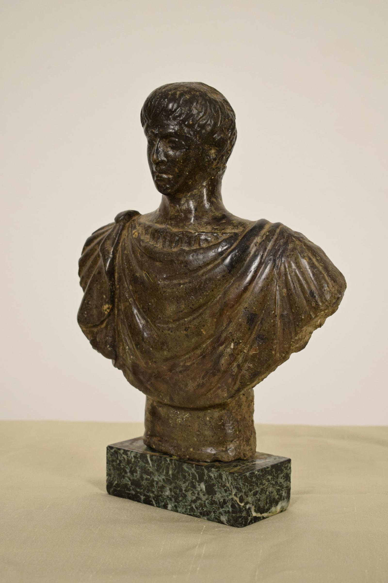 Siglo XVII, busto antiguo italiano tallado en piedra de emperador romano Romano clásico en venta