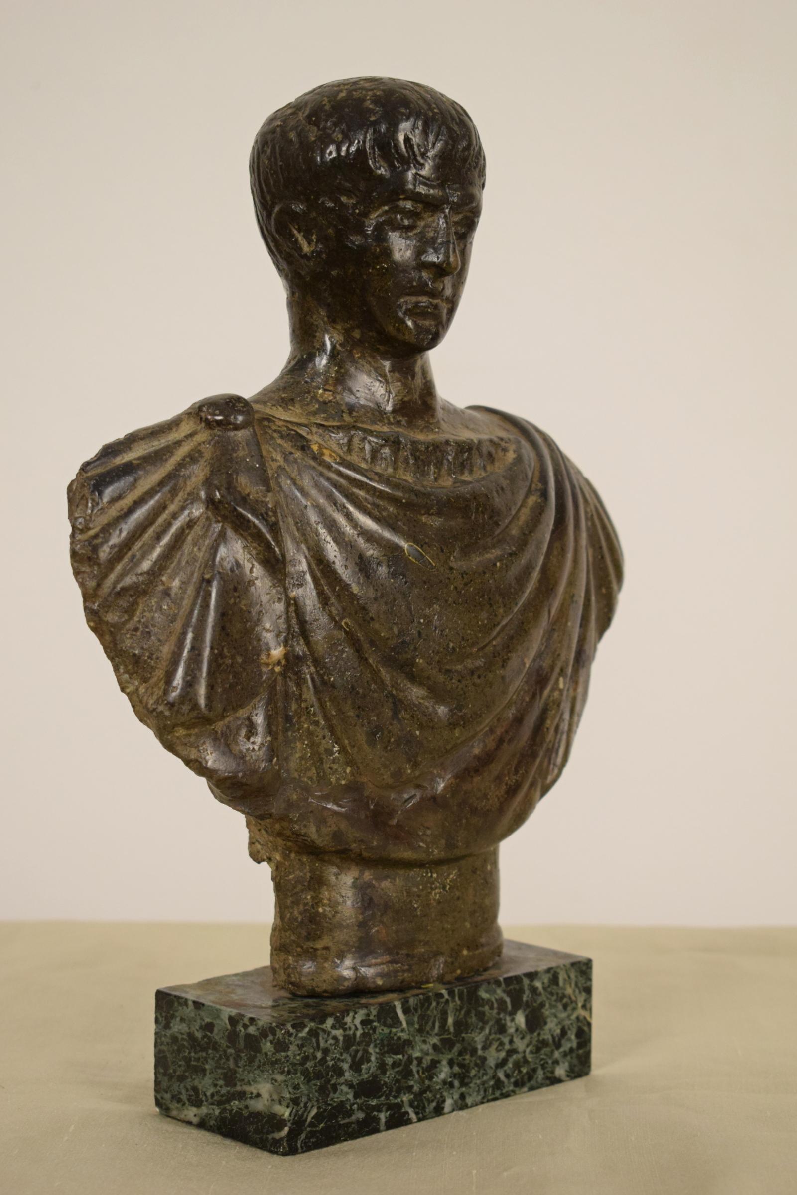 17. Jahrhundert:: Italienische antike geschnitzte Steinbüste eines römischen Kaisers (Klassisch-römisch) im Angebot
