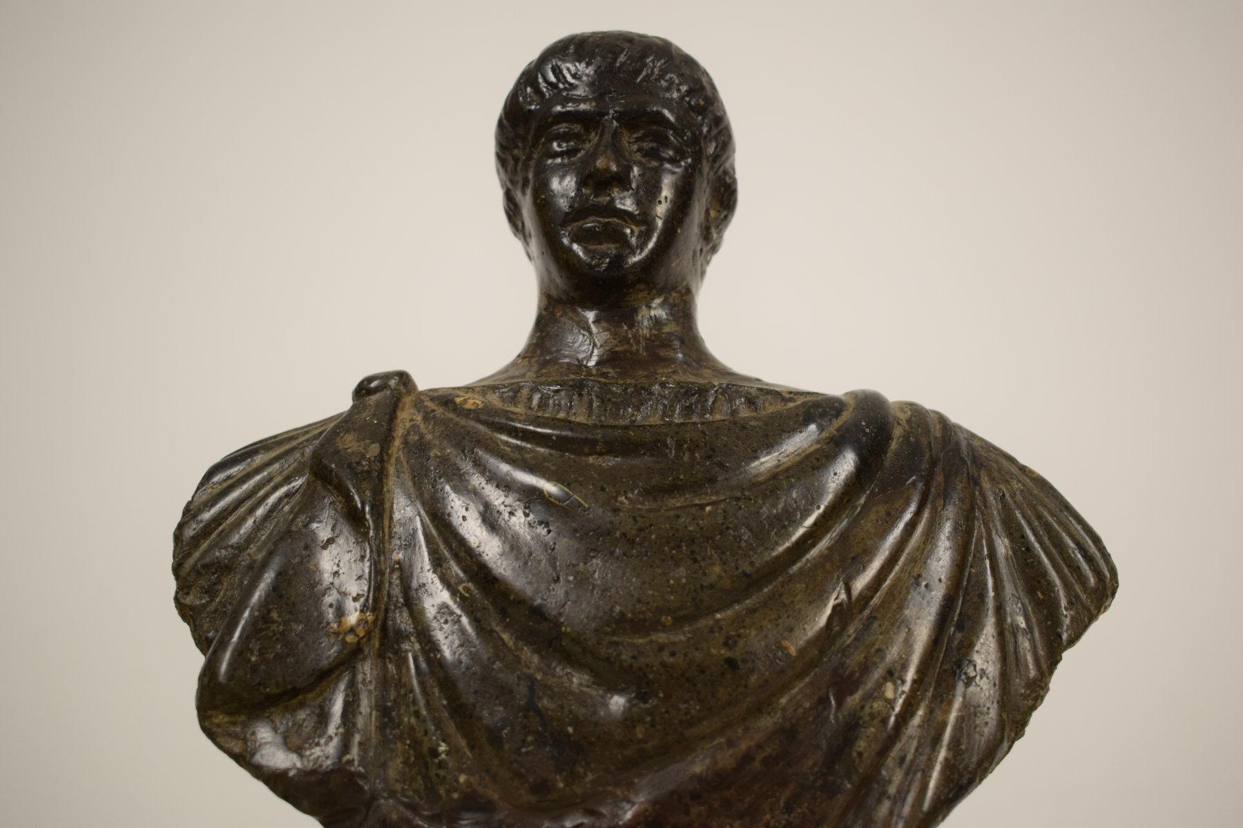 17. Jahrhundert:: Italienische antike geschnitzte Steinbüste eines römischen Kaisers (Handgeschnitzt) im Angebot
