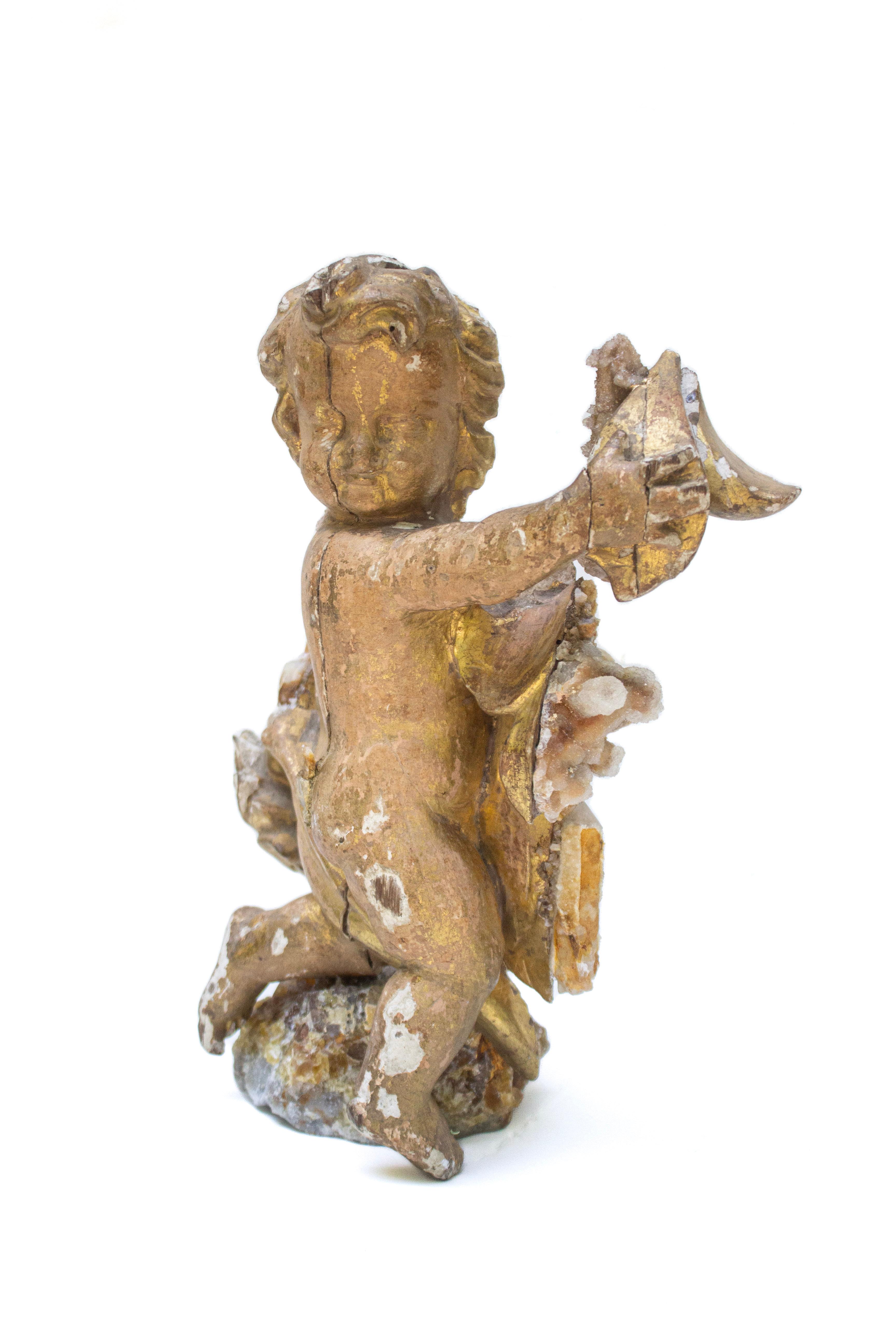 Angelo italiano del XVII secolo intagliato a mano con cristalli di quarzo cactus applicati che poggiano su cristalli di calcite coordinati in una matrice.

Il manufatto dell'angelo faceva parte di un cornicione di una chiesa storica barocca