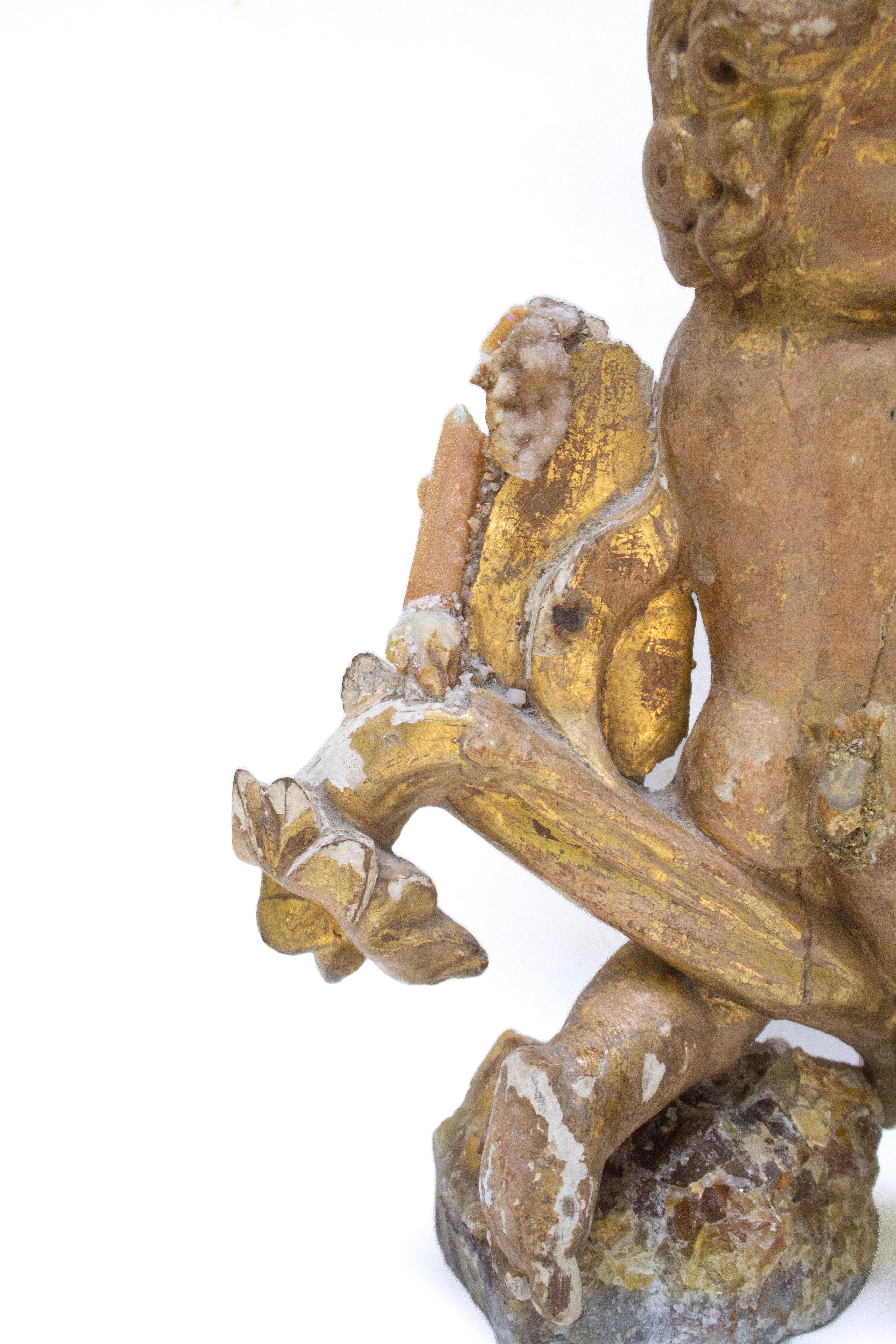 Rococò Angelo italiano del XVII secolo con spirito di cactus, quarzo e matrice di cristallo di calcite in vendita