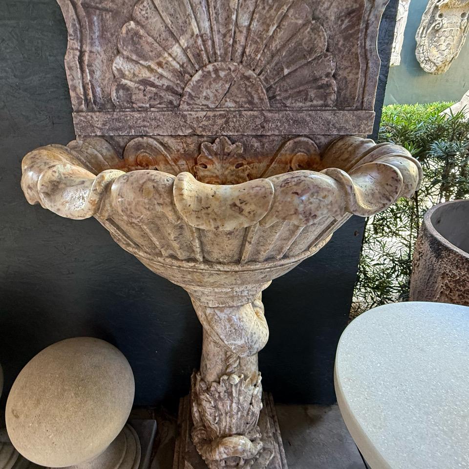 Fuente Italiana Antigua de Mármol de Pared Anterior al Siglo XIX - Fontana Delfino Antigua Renacimiento en venta