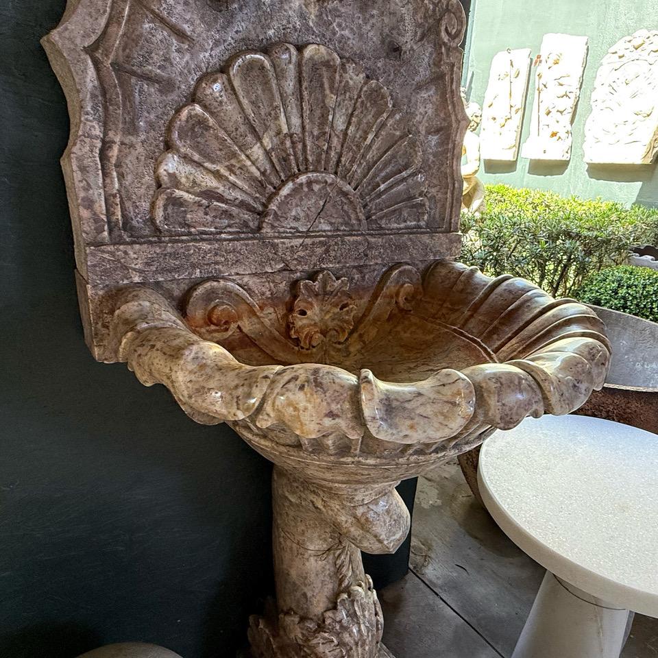 Fuente Italiana Antigua de Mármol de Pared Anterior al Siglo XIX - Fontana Delfino Antigua Italiano en venta