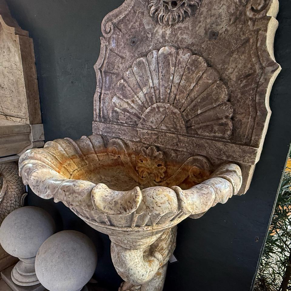 Fuente Italiana Antigua de Mármol de Pared Anterior al Siglo XIX - Fontana Delfino Antigua en Bueno estado para la venta en West Palm Beach, FL