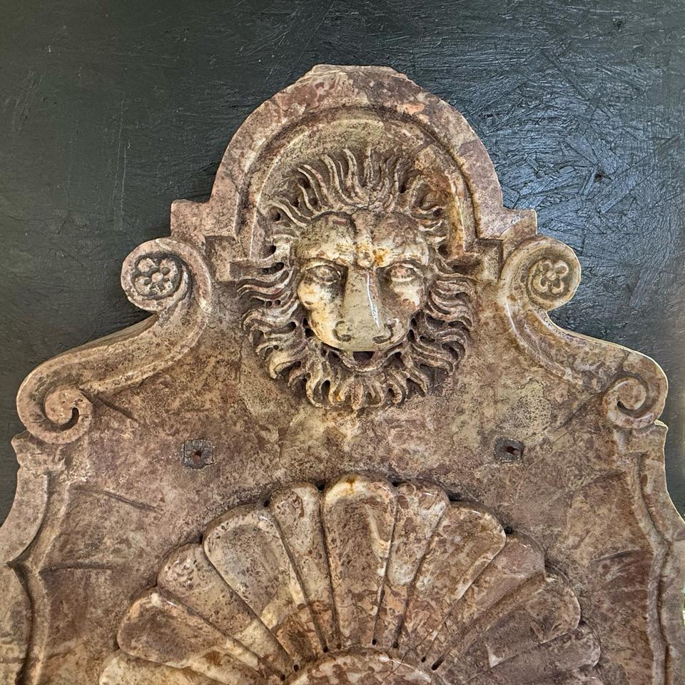 Fuente Italiana Antigua de Mármol de Pared Anterior al Siglo XIX - Fontana Delfino Antigua siglo XVIII en venta