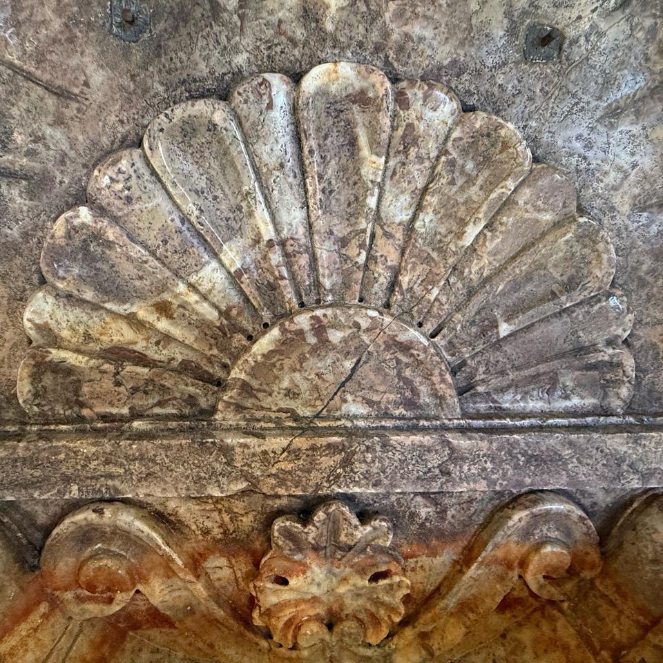 Fuente Italiana Antigua de Mármol de Pared Anterior al Siglo XIX - Fontana Delfino Antigua en venta 1