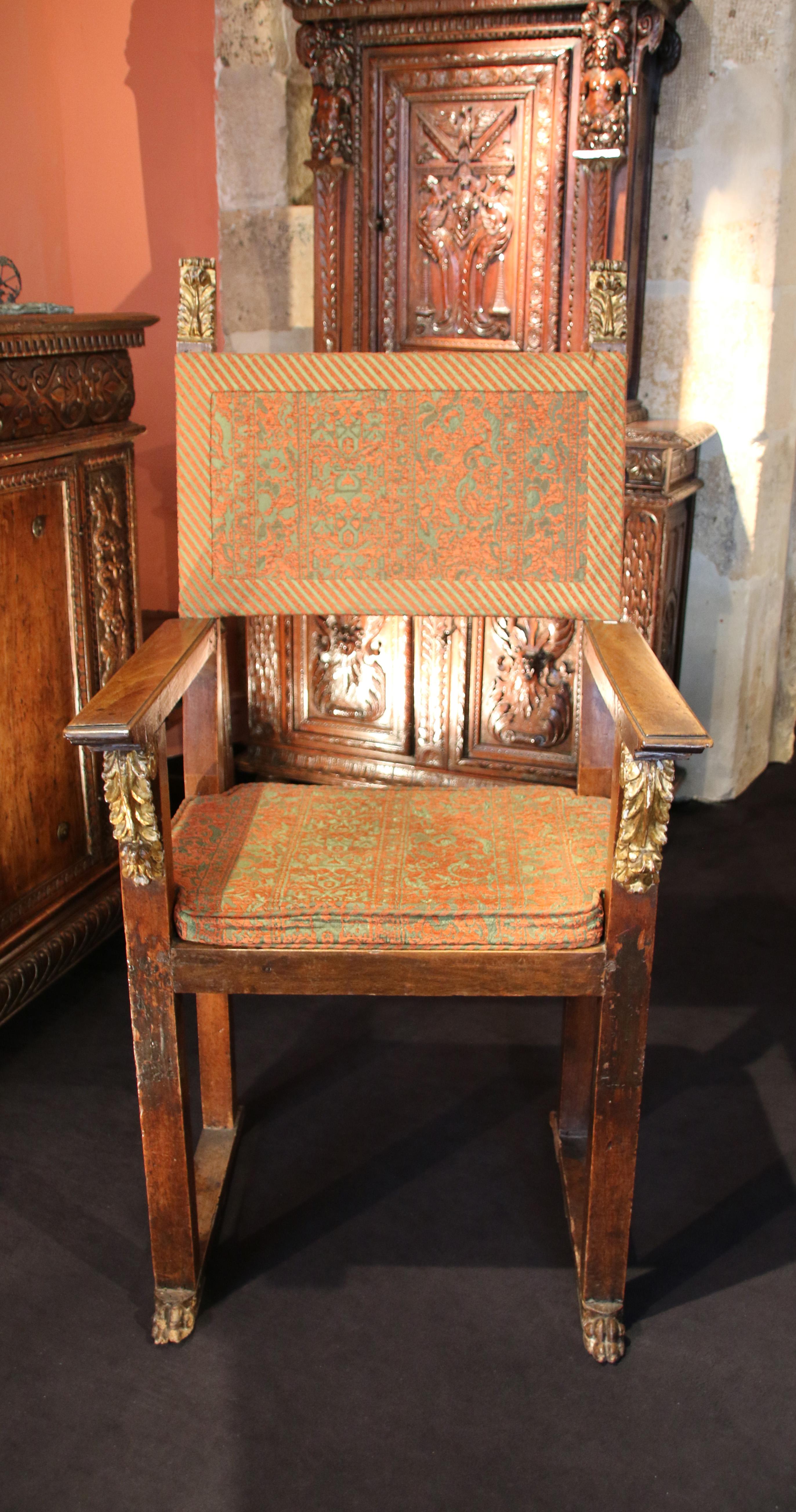 The straight uprights of the backrest are surmounted by gilded plumages. Gilded acanthus leaves in the form of consoles adorn the top of the two front legs, supporting the large flat armrests.
The straight legs are linked by two glides achieved by