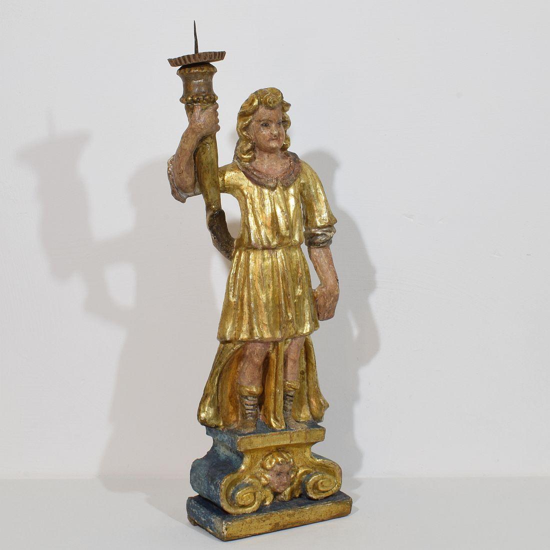 Sculpté à la main Figure d'ange baroque italienne du 17ème siècle avec bougeoir en vente