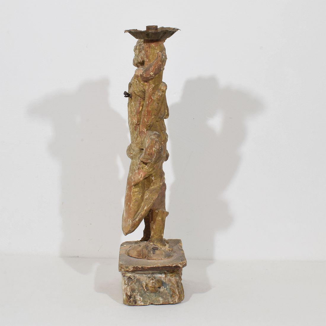 Figure d'ange baroque italienne du 17ème siècle avec bougeoir État moyen - En vente à Buisson, FR