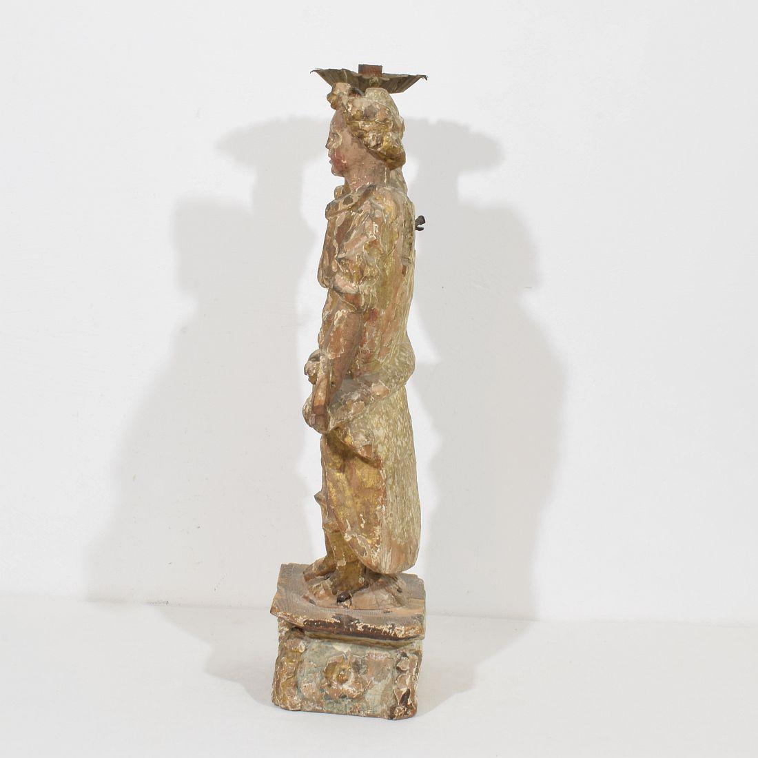 Bois Figure d'ange baroque italienne du 17ème siècle avec bougeoir en vente