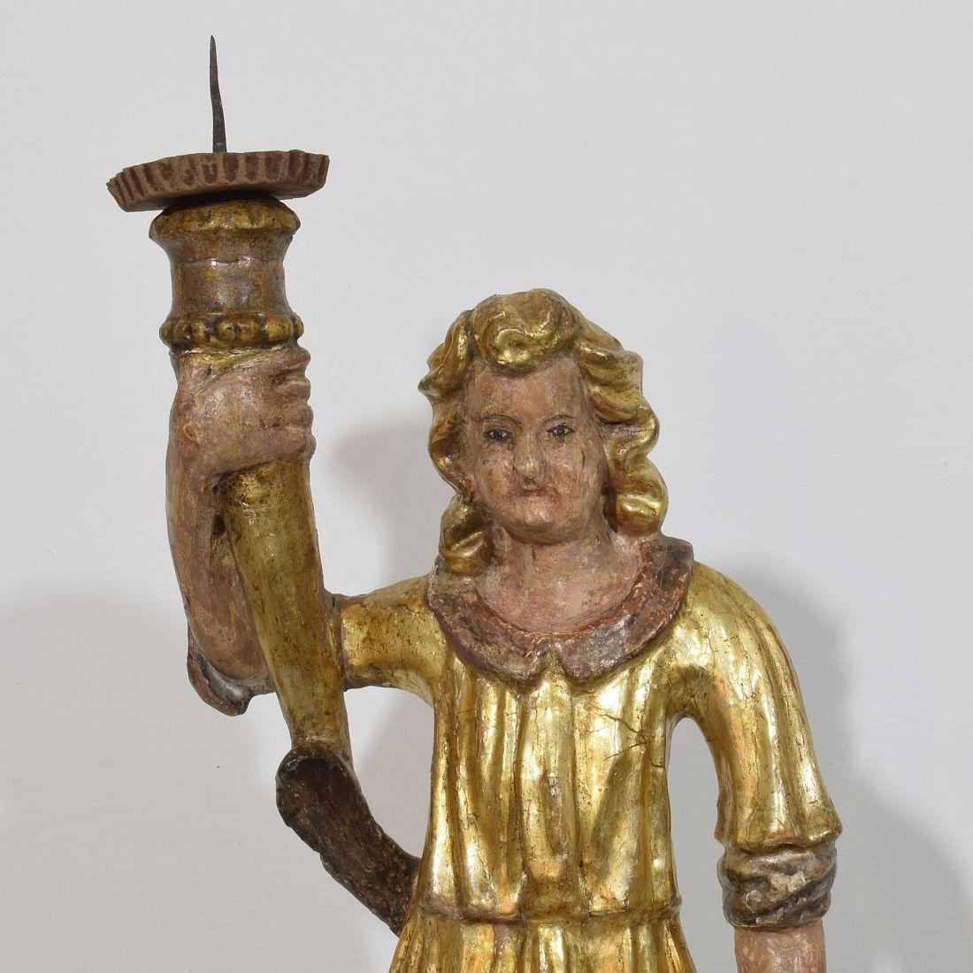 Figure d'ange baroque italienne du 17ème siècle avec bougeoir en vente 1