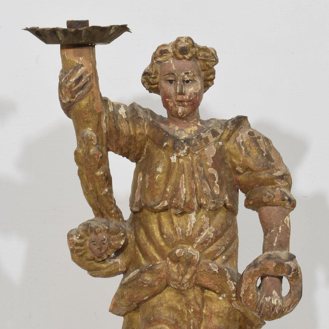 Figure d'ange baroque italienne du 17ème siècle avec bougeoir en vente 1