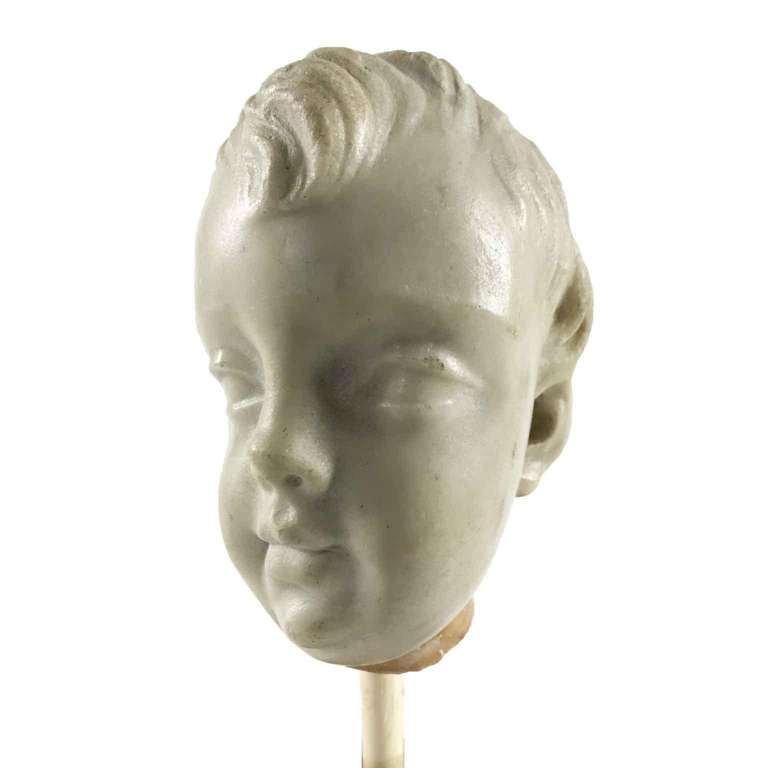 Lovely Baroque white marble angel head, Italy, circa 1650. This beautiful Italian carved white Carrara marble angel head is a fragment, a part of a sculptural group and stands on an ebonized wooden square base.

Good age related condition, marble