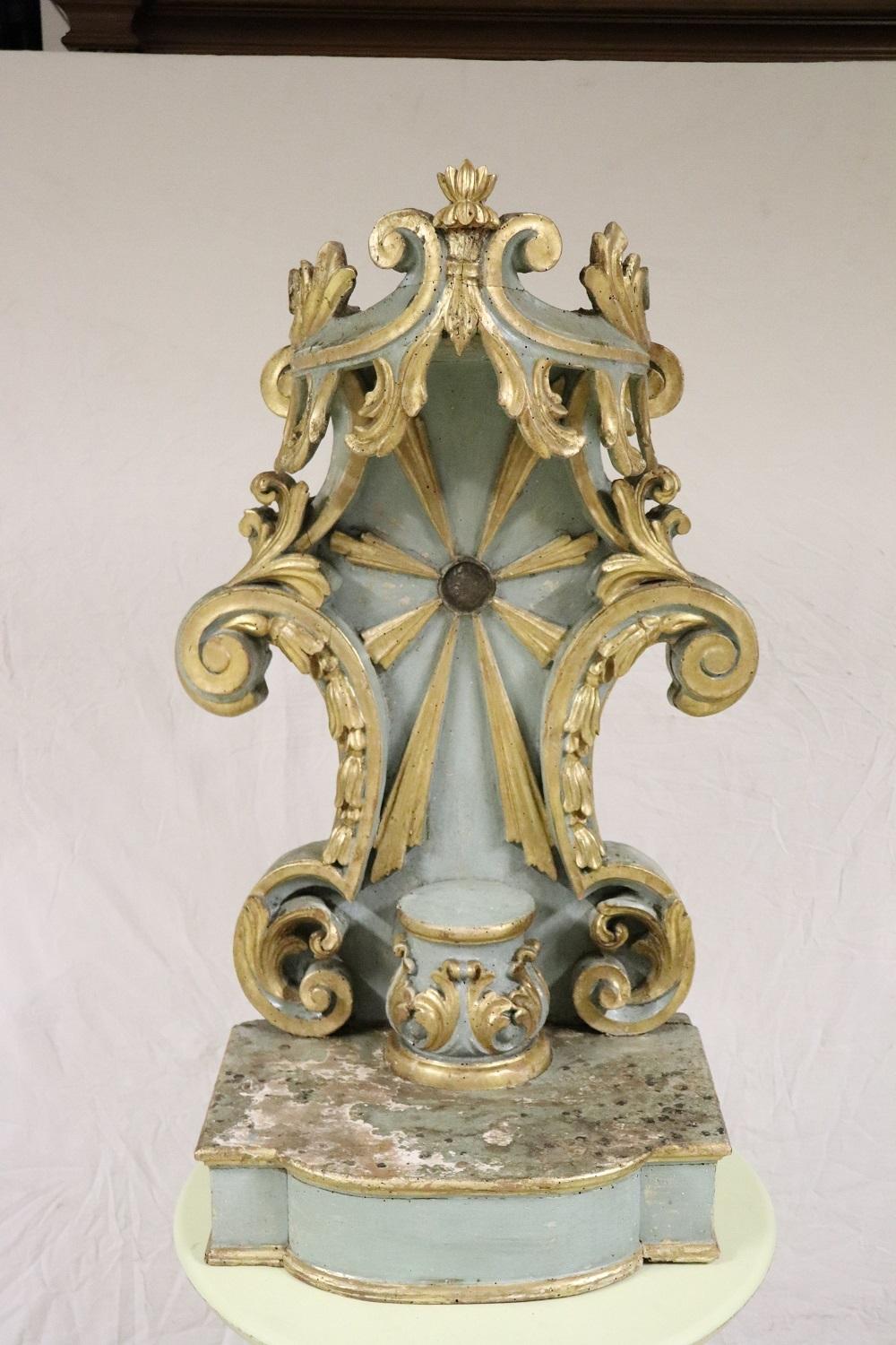 Rare and important antique Temple made of lacquered and gilded wood. Rich decoration carved in wood with curls and scrolls. Entirely covered with precious gold leaf. Item to be placed in the middle of the Baroque period, also present the original