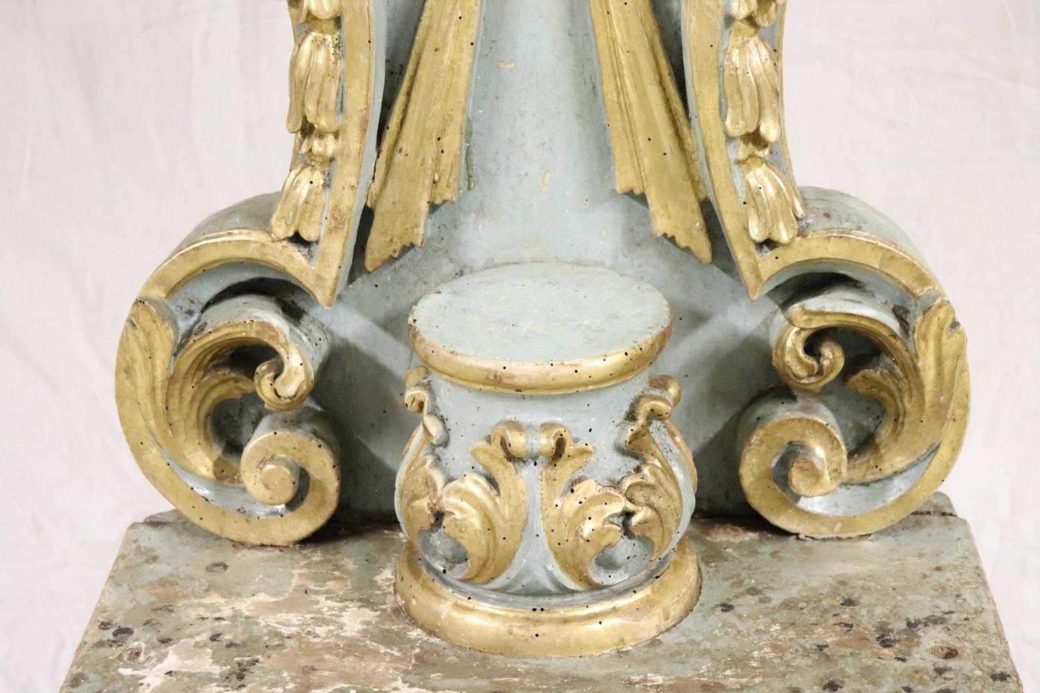 Sculpté à la main Temple baroque italien du 17ème siècle avec statue sculptée et dorée en vente