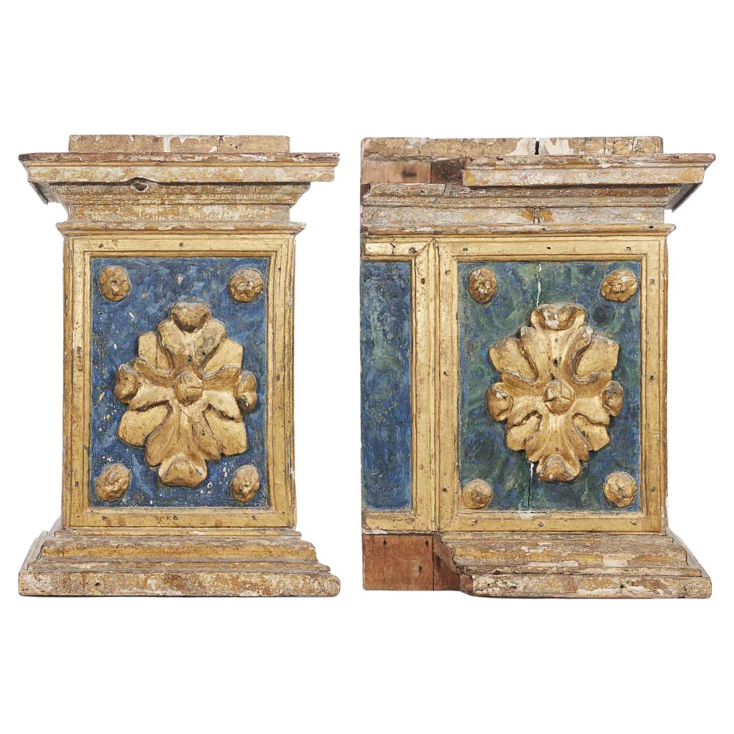Paar italienische Barock-Architektursockel aus geschnitztem vergoldetem Holz, 17. Jahrhundert