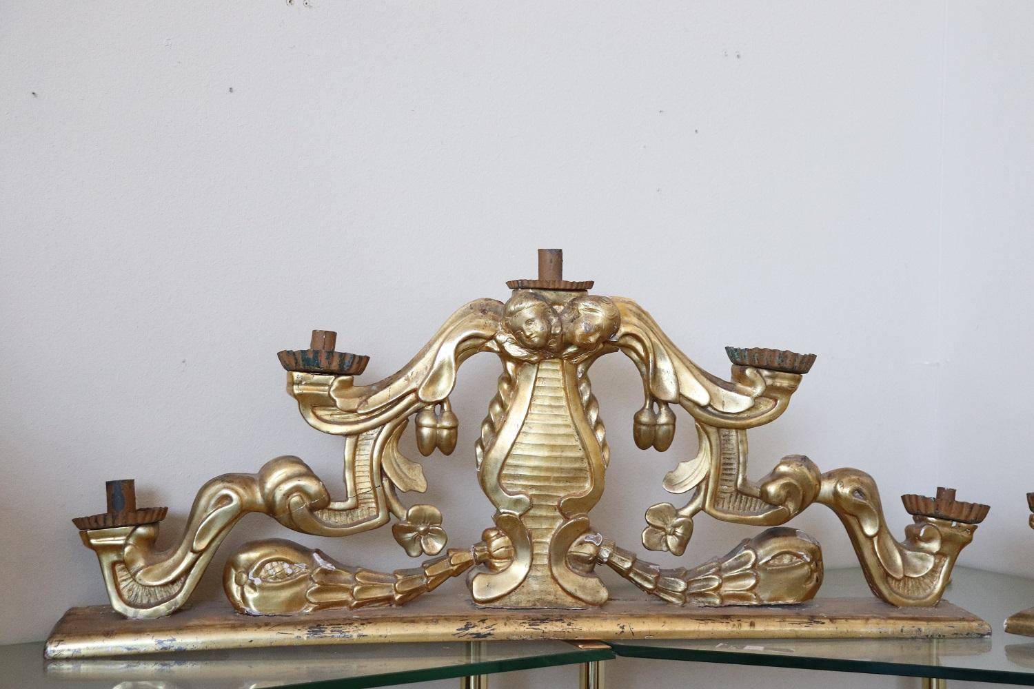 Seltenes großes Paar antiker Tischkandelaber aus geschnitztem und vergoldetem Holz mit fünf Armen für fünf Kerzen. Große künstlerische Qualität des 17. Jahrhunderts in der Mitte der Barockzeit, geschnitztes Holz mit reichem Dekor von Locken und