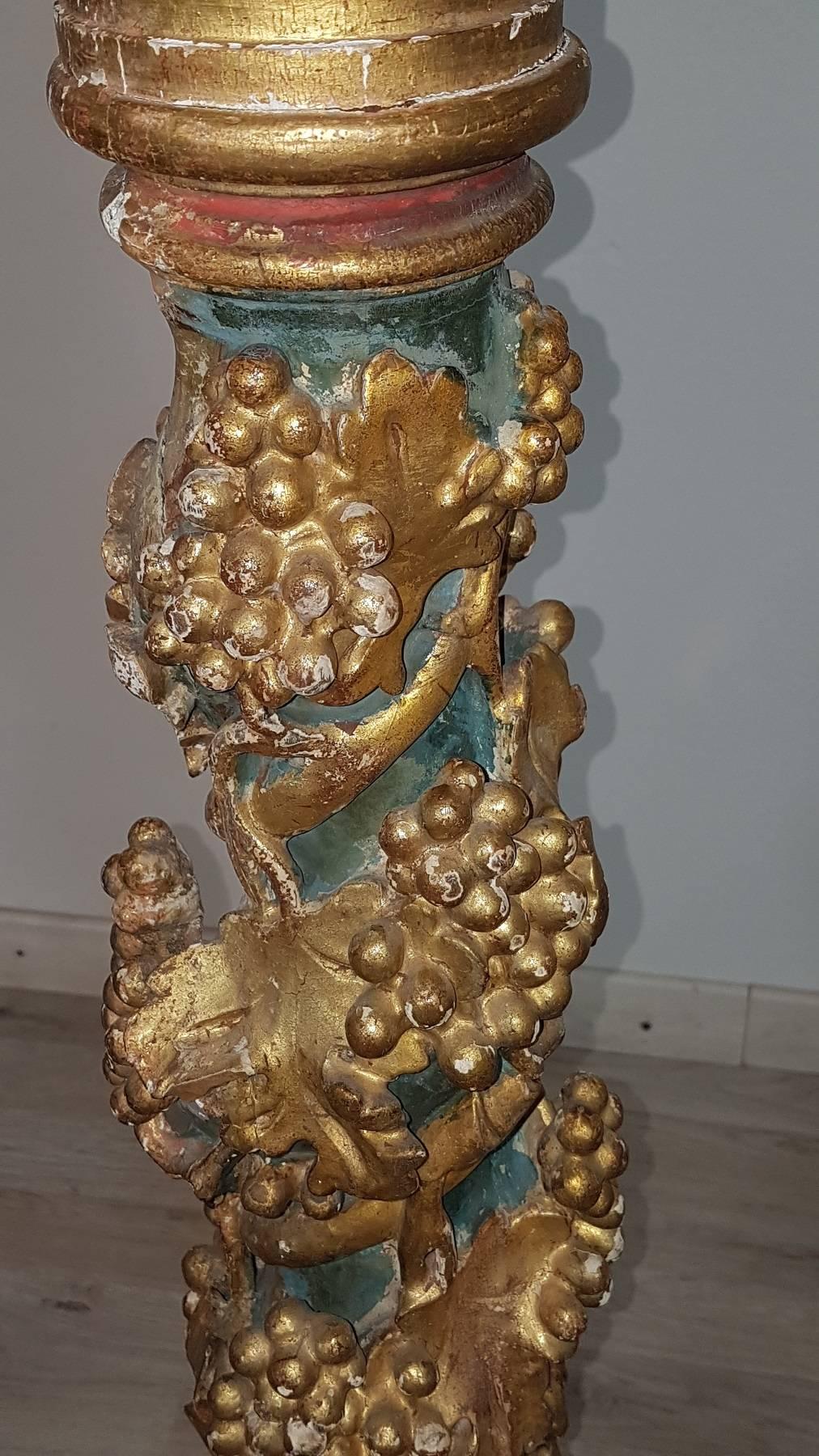 Rare carved wooden twisted column with vine branches.
The wood is decorated with gold and lacquer.
   