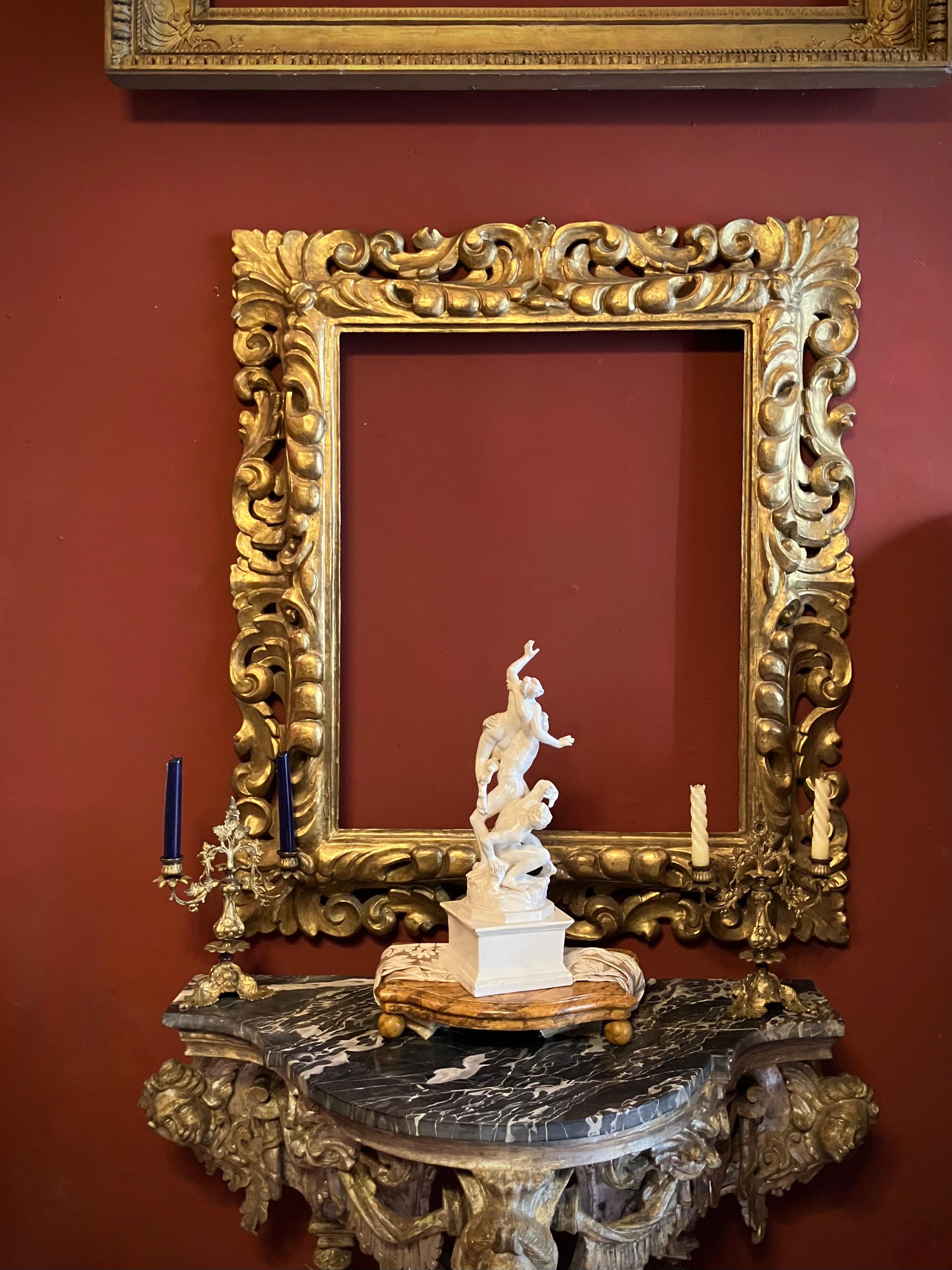 Dieser prächtige italienische Barockrahmen aus dem Jahr 1600 ist ein Zeugnis der opulenten Handwerkskunst im Italien des 17. Der kunstvoll geschnitzte und mit Blattgold vergoldete Rahmen ist ein Beispiel für den skulpturalen Überschwang des