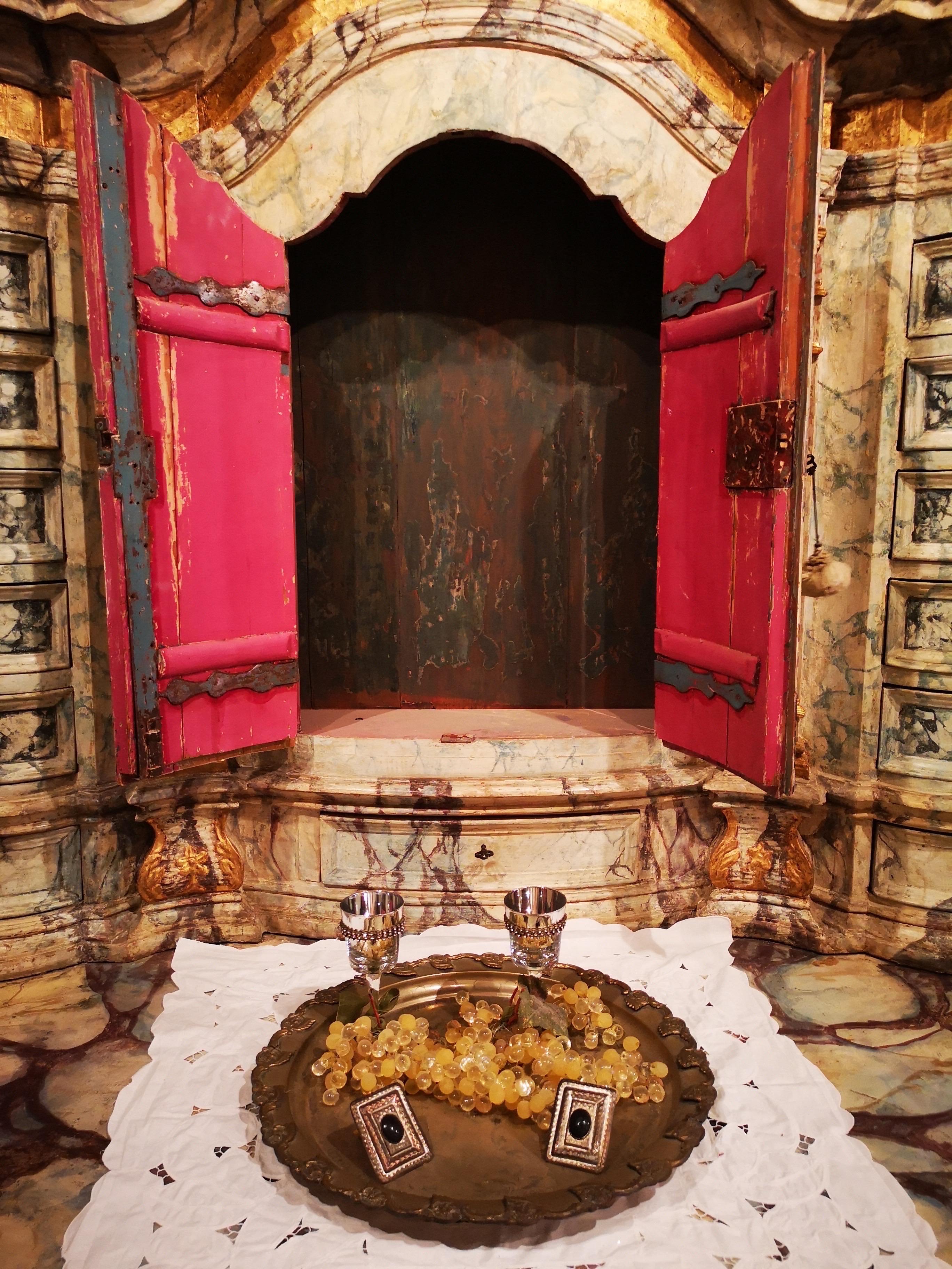 Mueble Religioso Barroco Italiano de Abeto Lacado del Siglo XVII 1600 en Bueno estado para la venta en Roma, RM