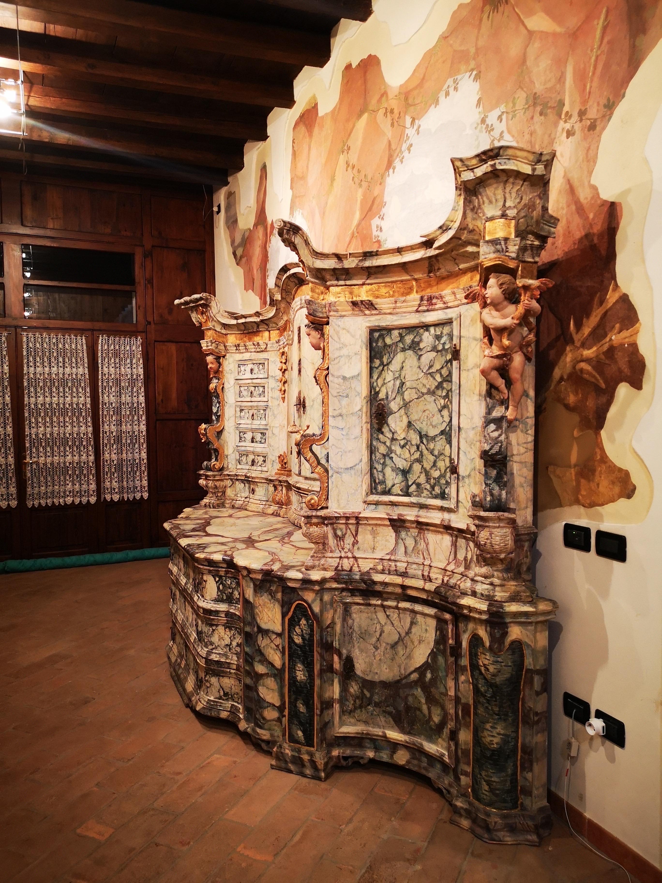 Religiöse Möbel aus lackiertem Spruce im italienischen Barockstil des 17. Jahrhunderts 1600 (Fichtenholz) im Angebot