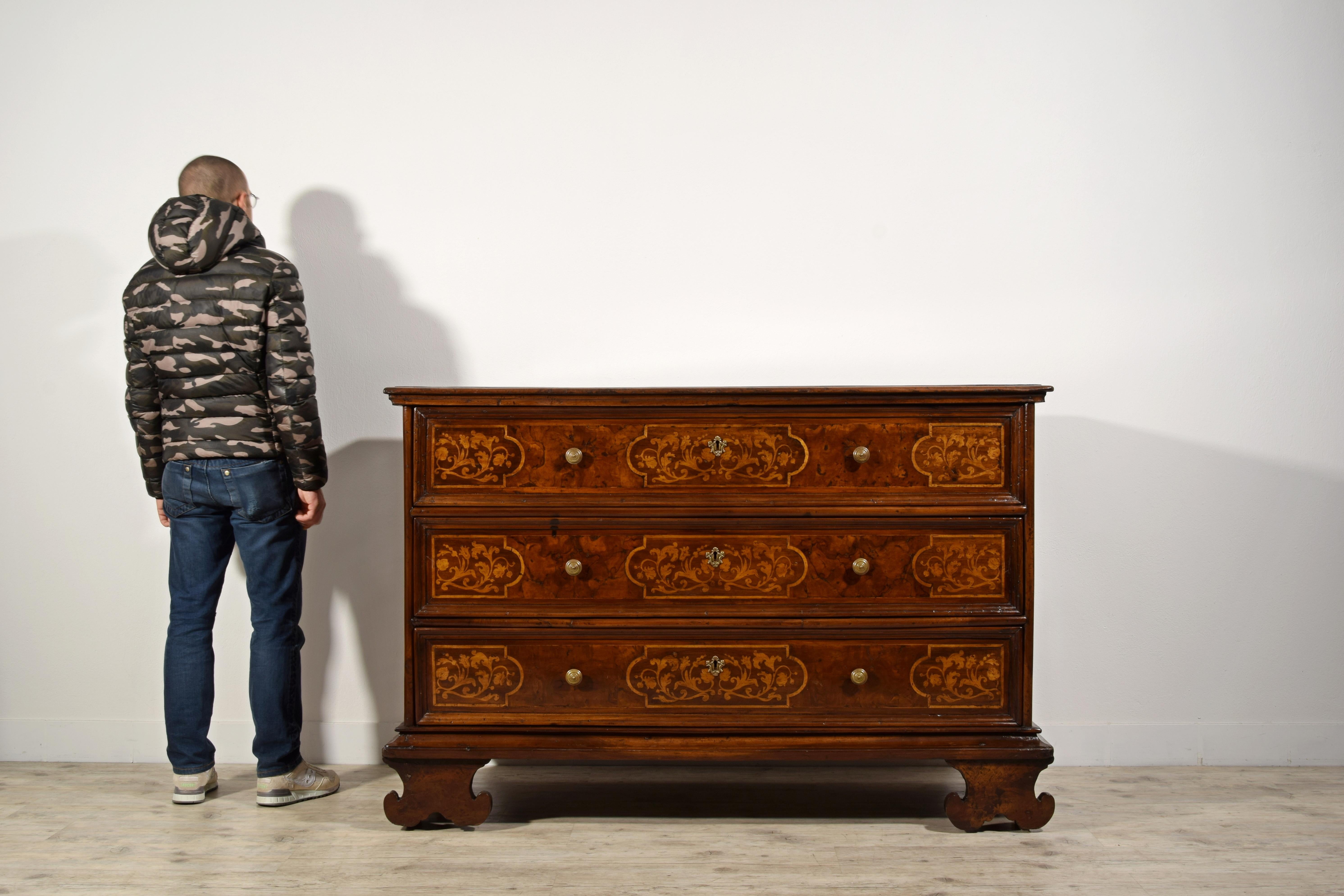 17th Century, Italian Baroque Large Walnut Chest of Drawers For Sale 5