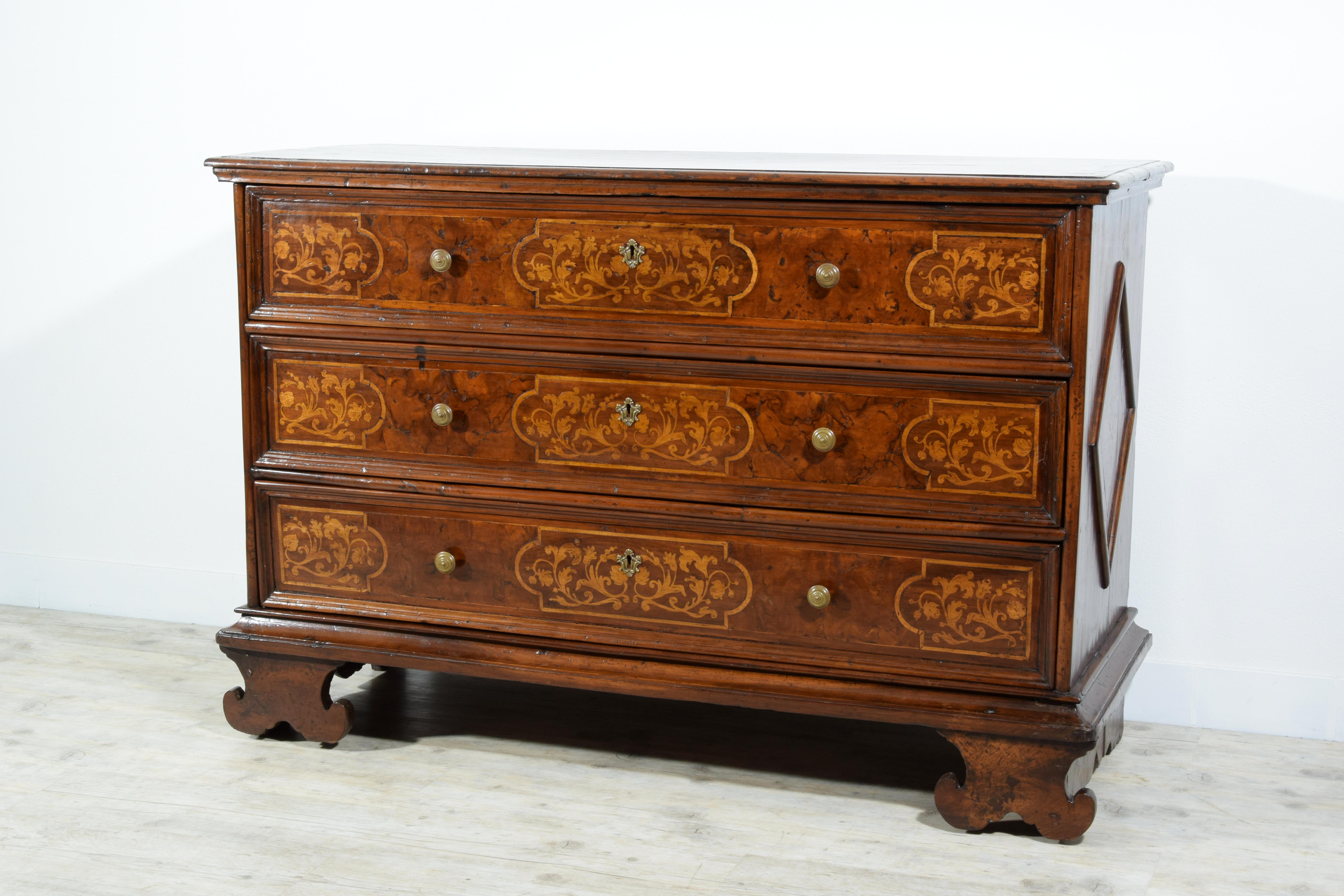 17th Century, Italian Baroque Large Walnut Chest of Drawers For Sale 7