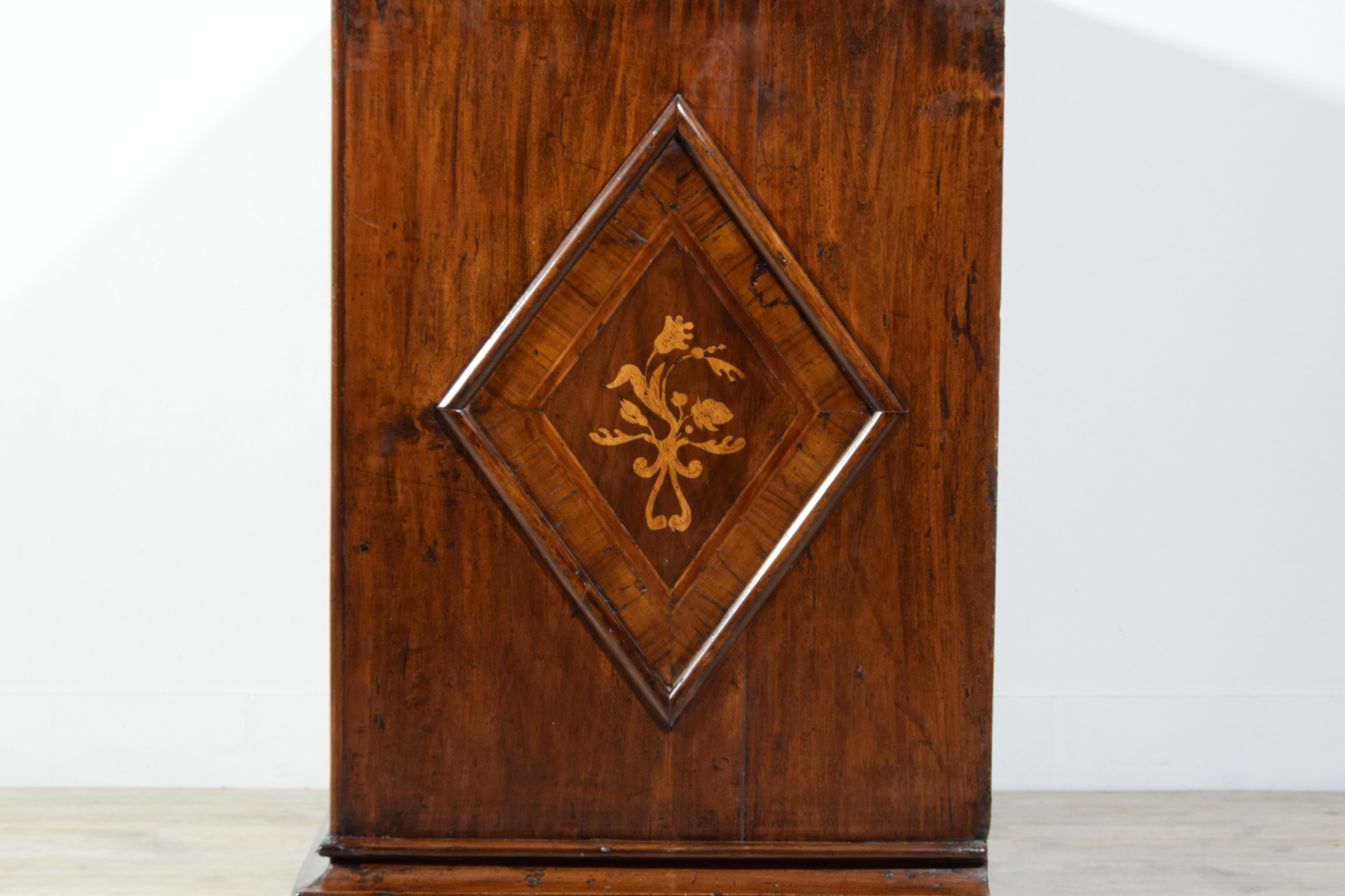 17th Century, Italian Baroque Large Walnut Chest of Drawers For Sale 9