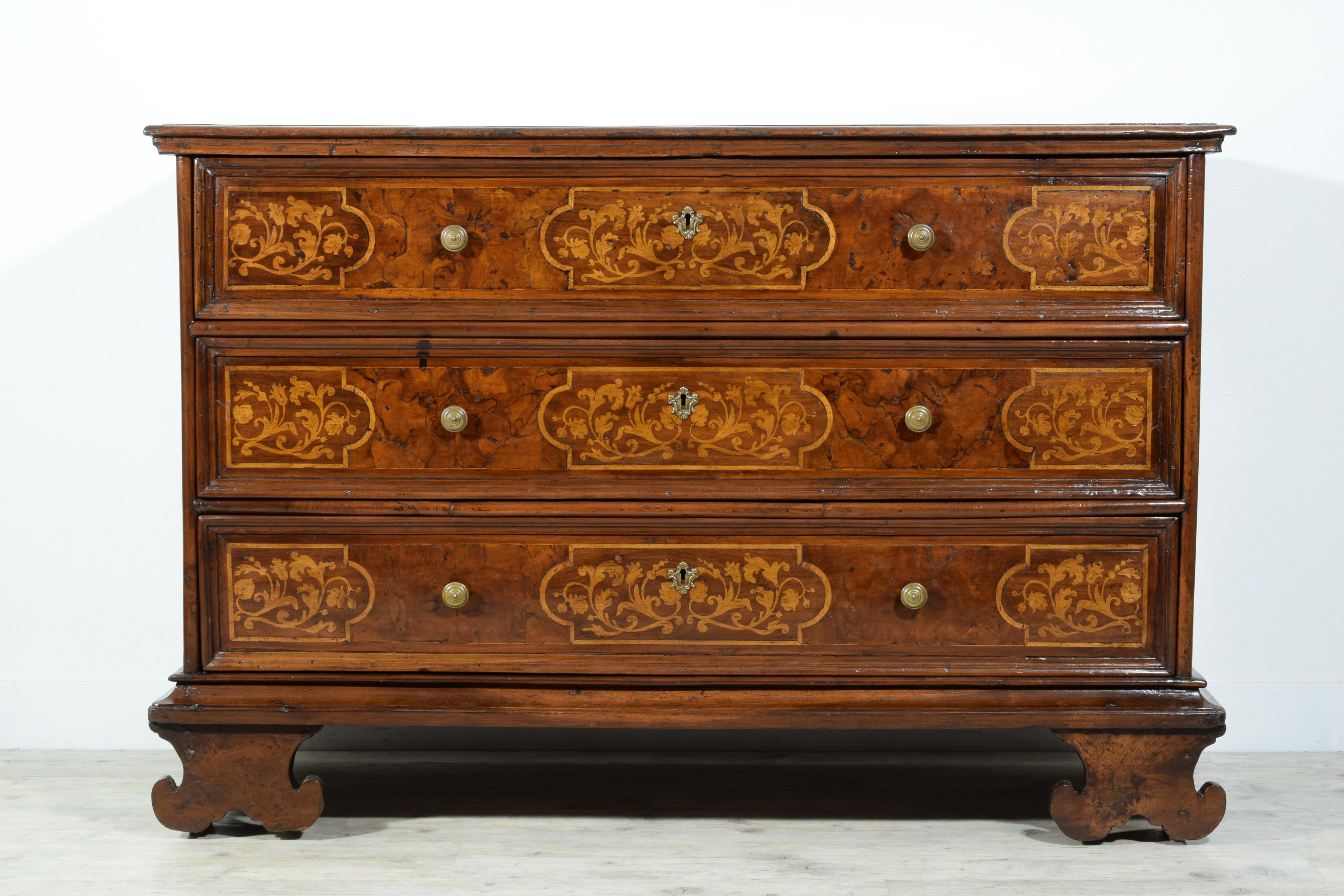 17th century, Italian Baroque large walnut chest of drawers

This large baroque dresser was made in the Lombard-Venetian area, Italy, in the seventeenth century. The structure is in solid walnut. On the front, the three large drawers are veneered