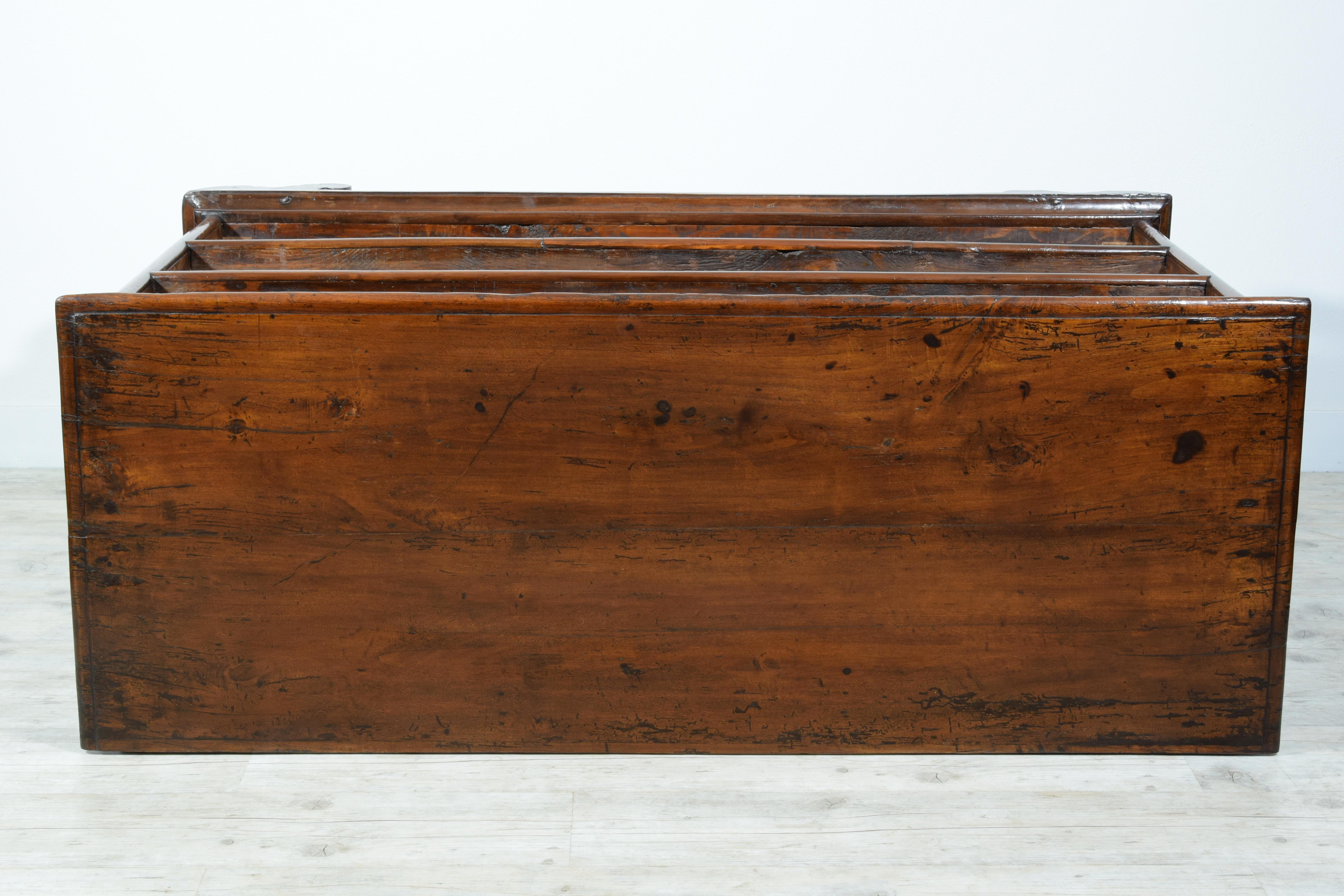 17th Century, Italian Baroque Large Walnut Chest of Drawers For Sale 4