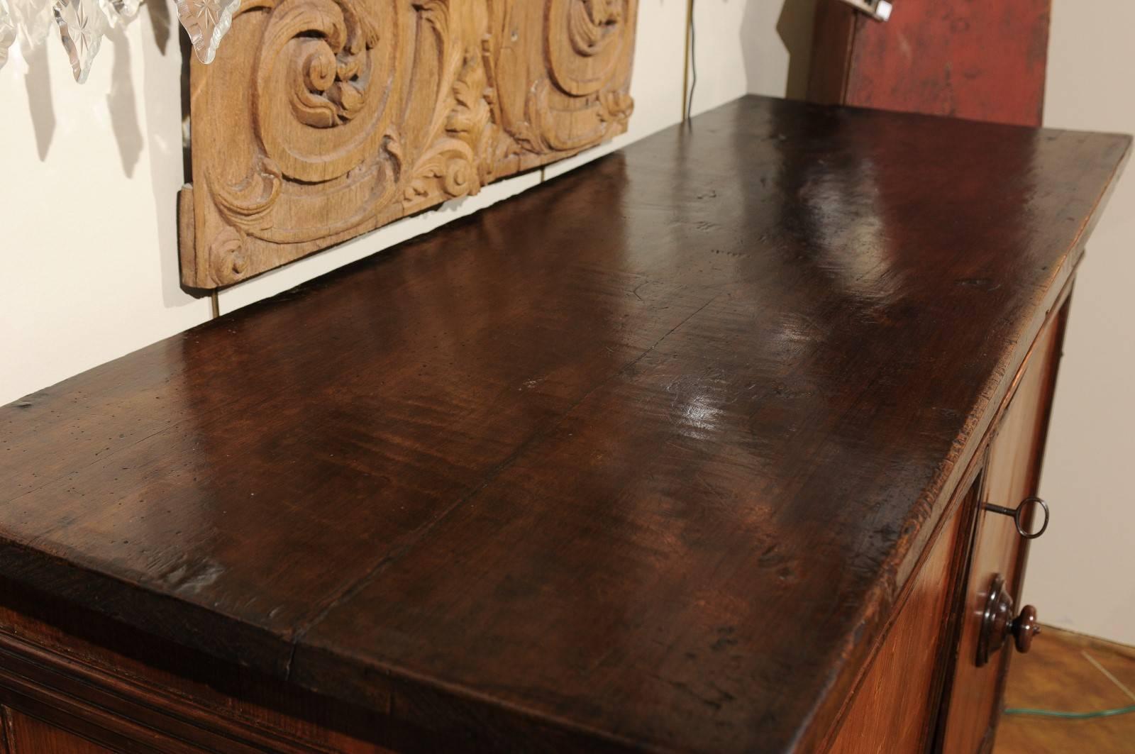 Credenza barroca italiana de pino del siglo XVII 3